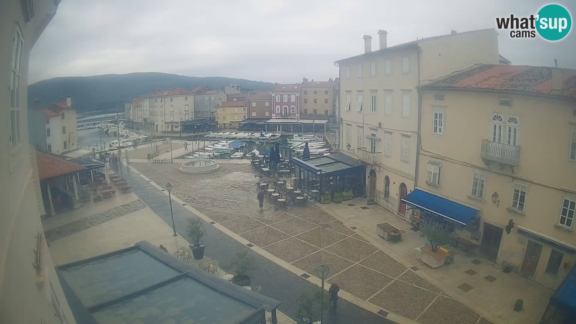 V ŽIVO spletna kamera Cres mesto – glavni trg in “mandrač” – otok Cres – Hrvaška