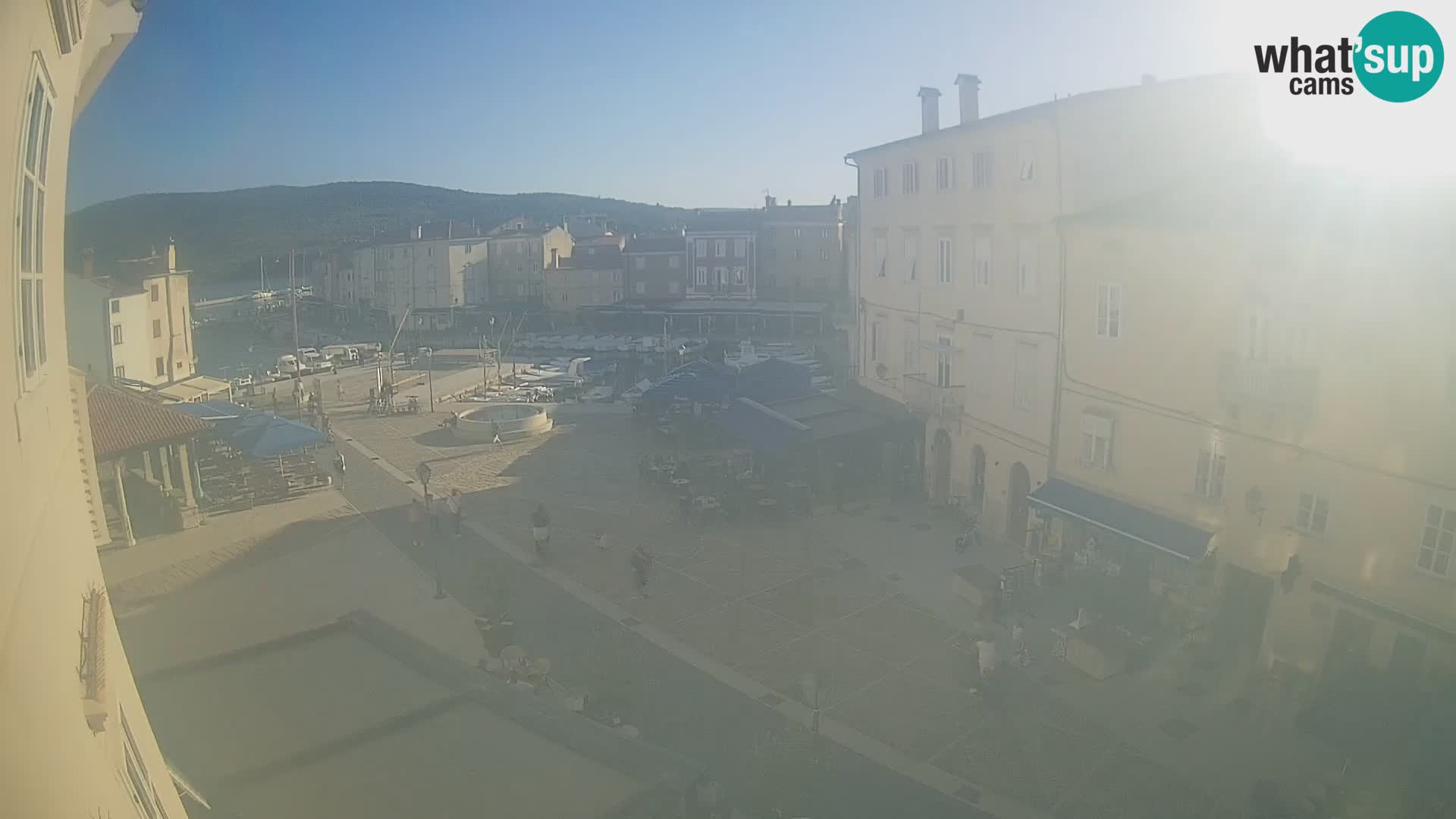 Web kamera Grad Cres – glavni trg i “mandrač” – otok Cres