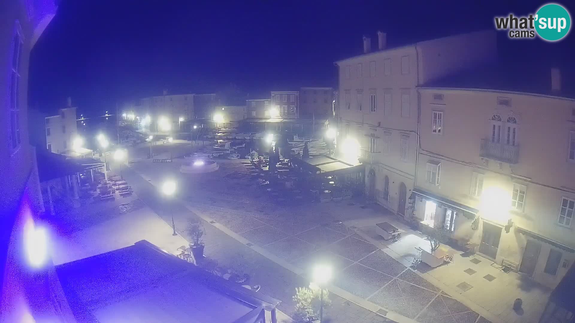 Web kamera Grad Cres – glavni trg i “mandrač” – otok Cres