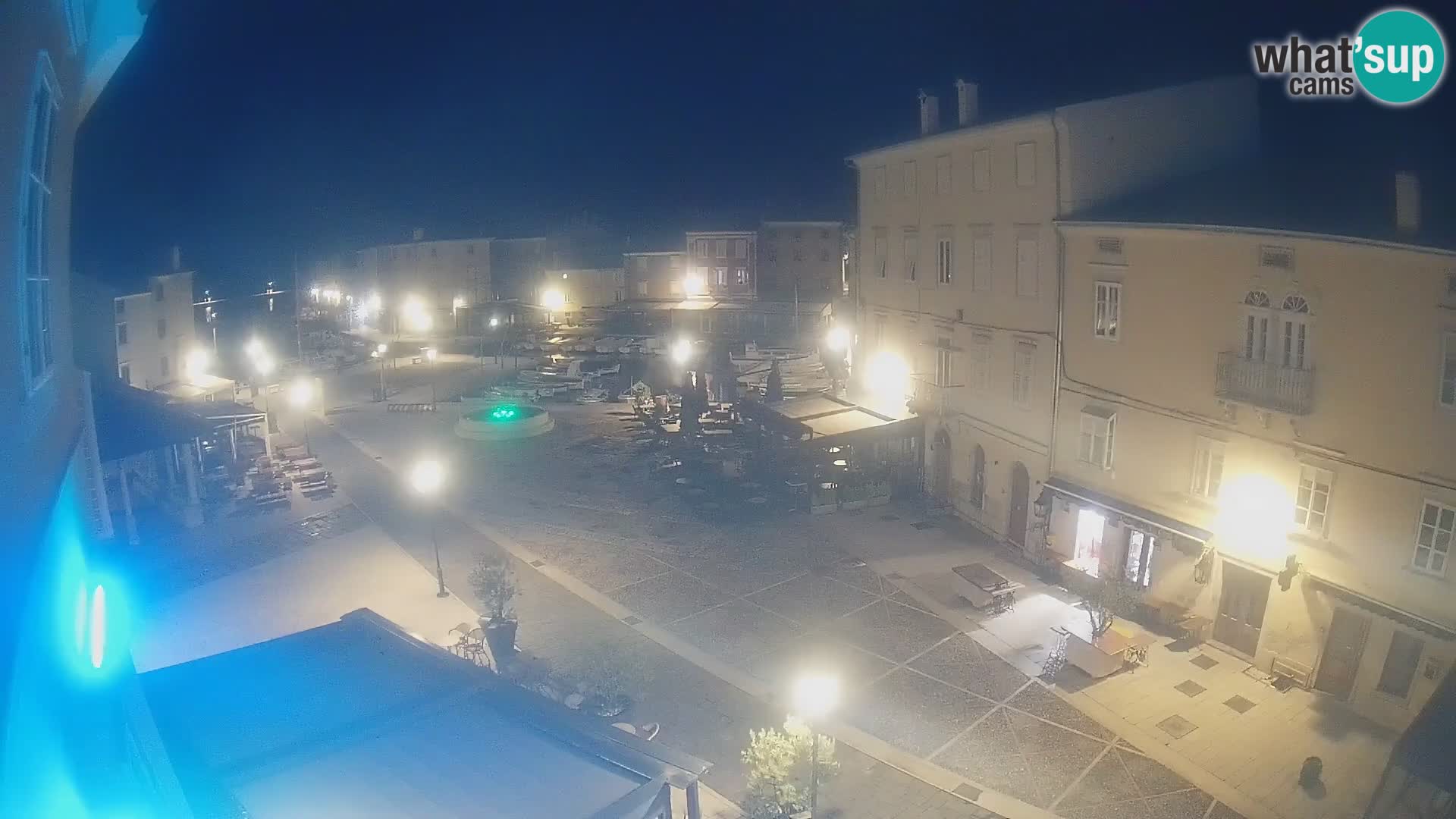 V ŽIVO spletna kamera Cres mesto – glavni trg in “mandrač” – otok Cres – Hrvaška