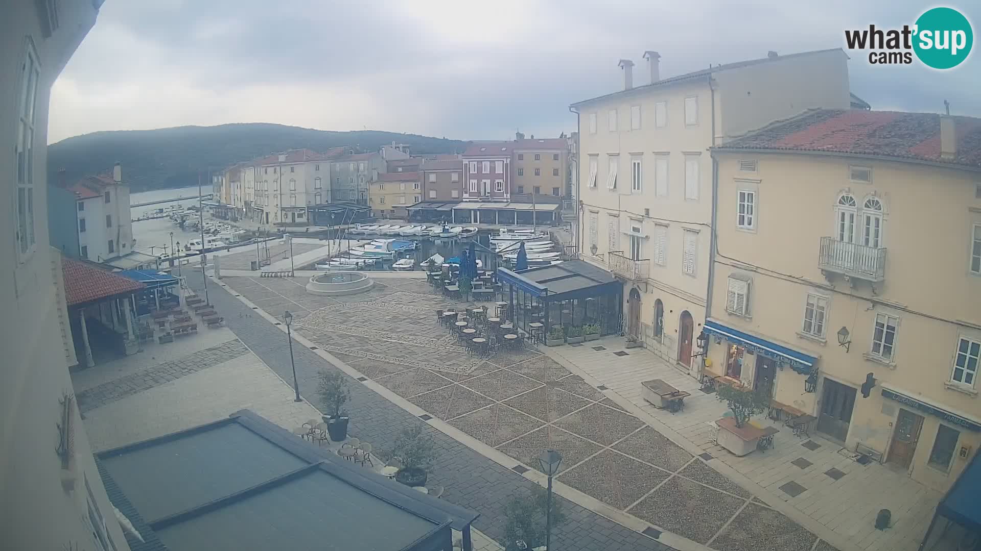 V ŽIVO spletna kamera Cres mesto – glavni trg in “mandrač” – otok Cres – Hrvaška