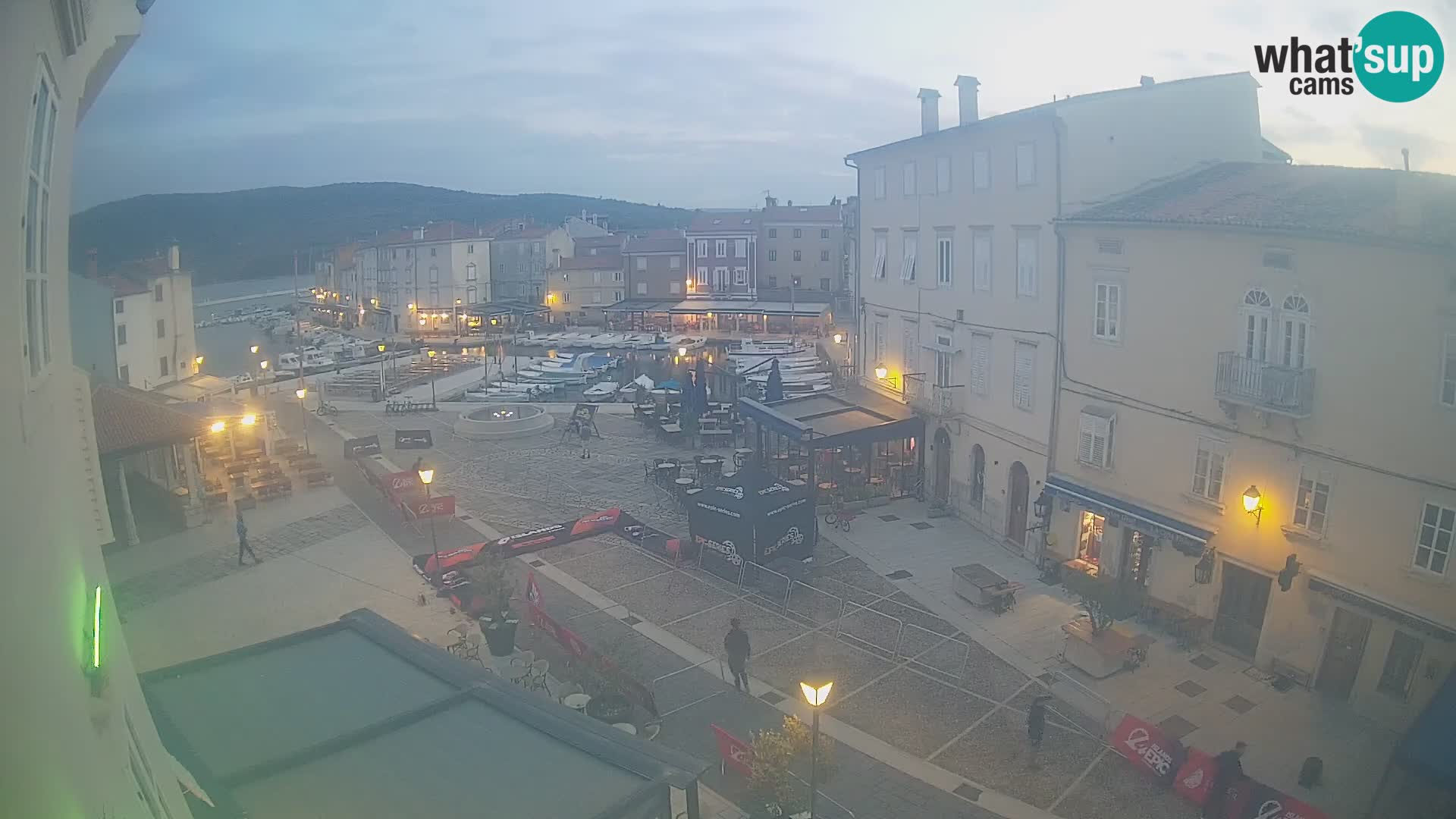 Web kamera Grad Cres – glavni trg i “mandrač” – otok Cres