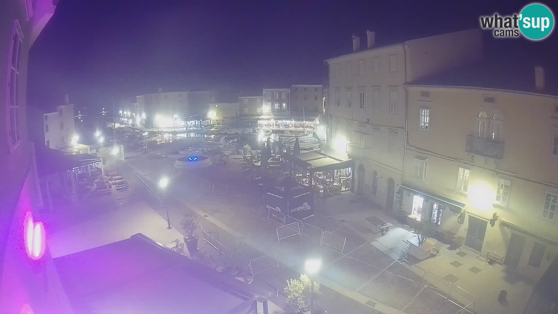 Web kamera Grad Cres – glavni trg i “mandrač” – otok Cres