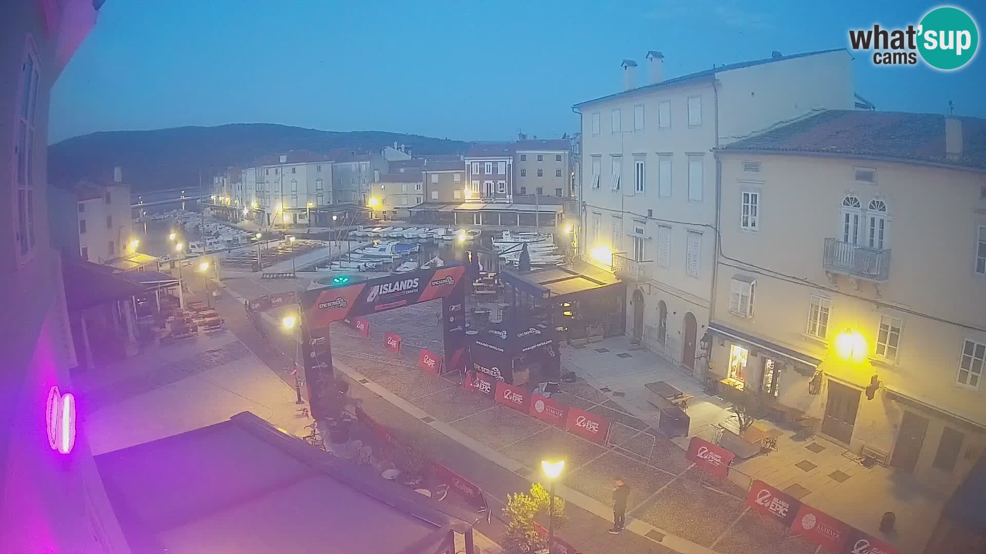LIVE cam Cres city – place principale et “mandrač” – île de Cres – Croatie