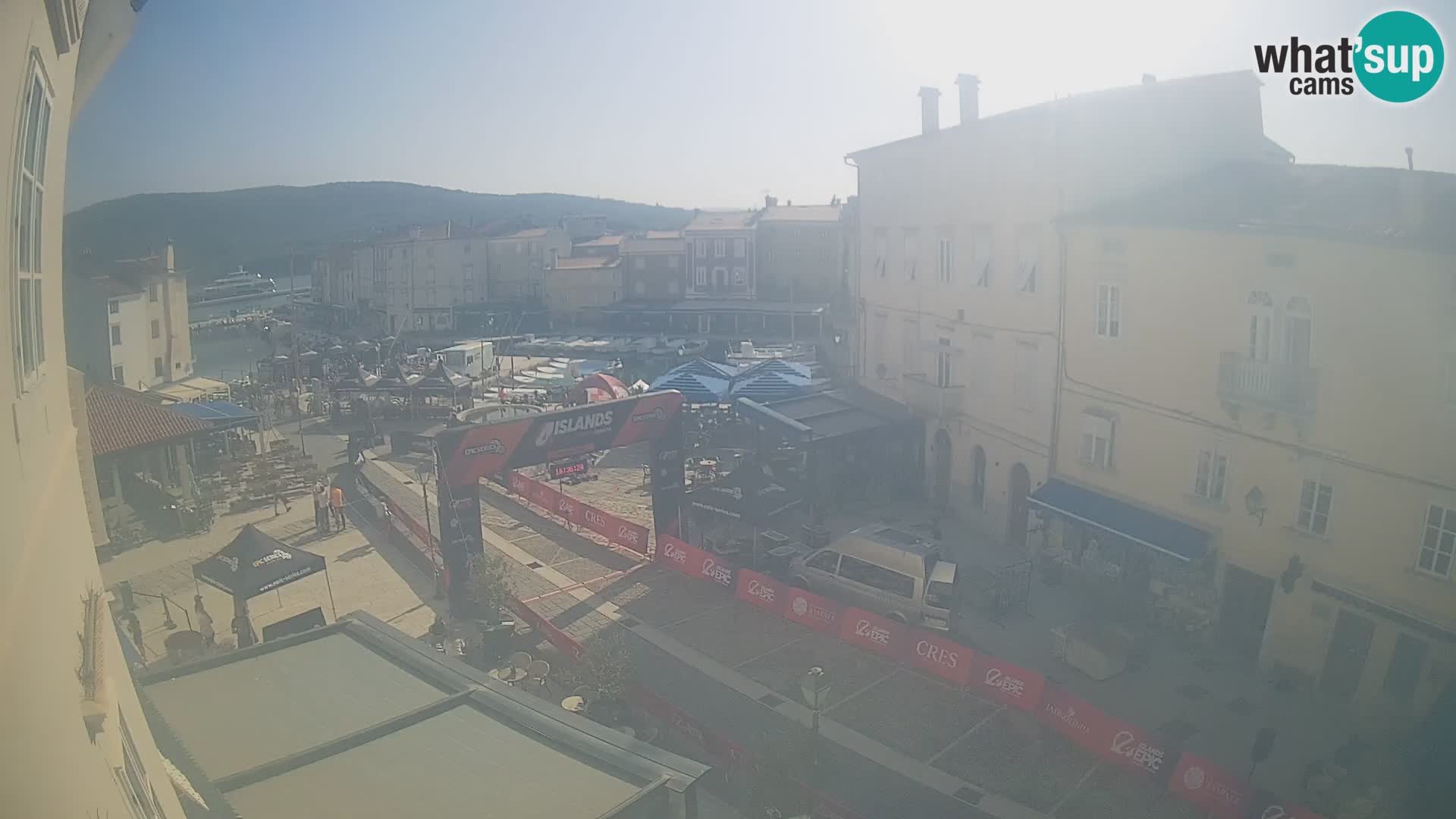 Web kamera Grad Cres – glavni trg i “mandrač” – otok Cres