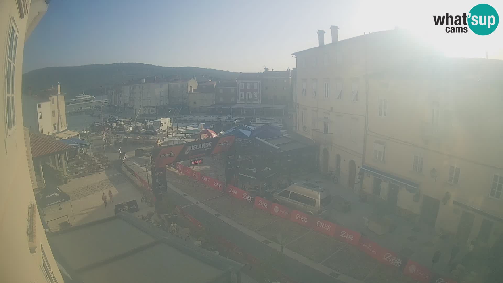 V ŽIVO spletna kamera Cres mesto – glavni trg in “mandrač” – otok Cres – Hrvaška