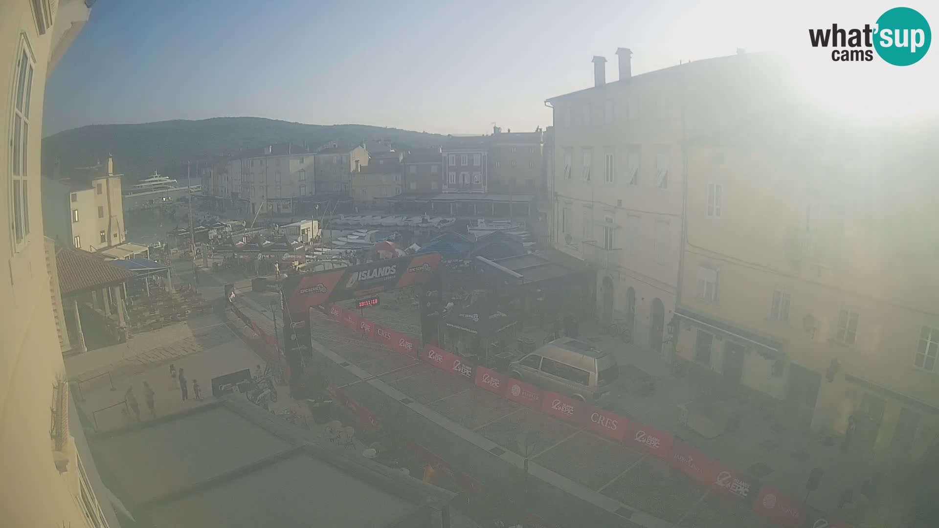 Web kamera Grad Cres – glavni trg i “mandrač” – otok Cres