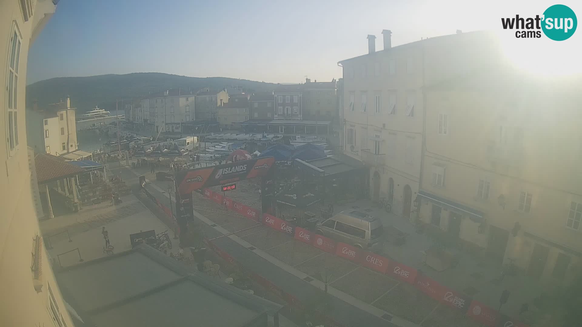 Cámara en vivo ciudad de Cres – plaza principal y “mandrač” – isla de Cres – Croacia