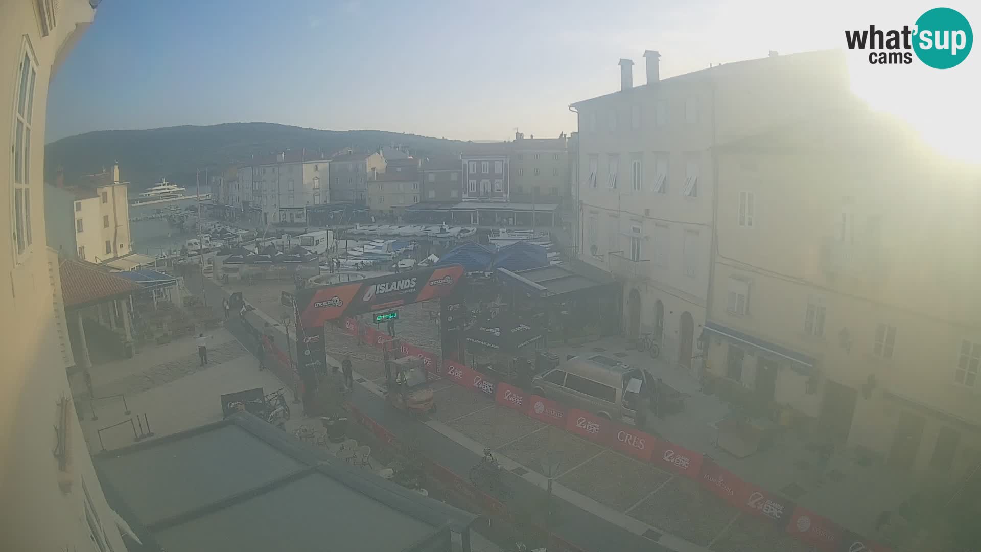 V ŽIVO spletna kamera Cres mesto – glavni trg in “mandrač” – otok Cres – Hrvaška