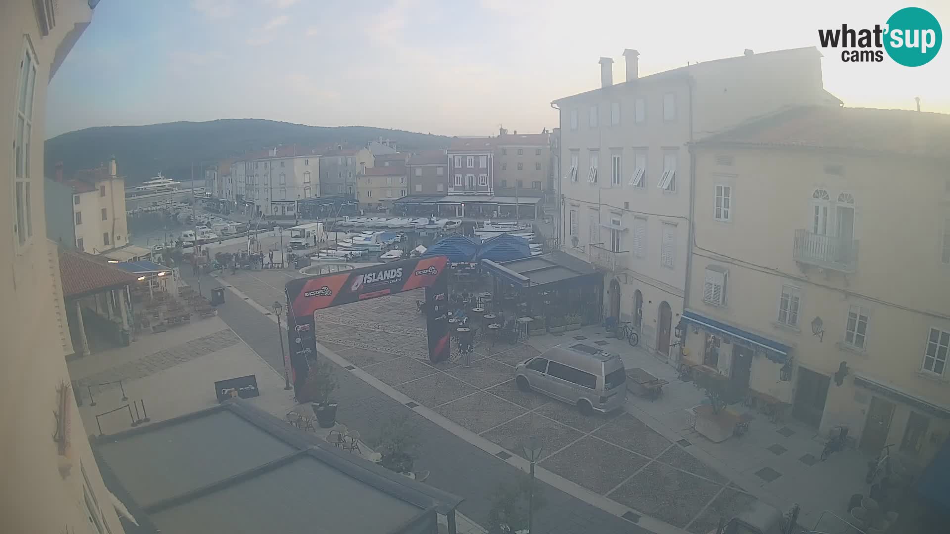 Cámara en vivo ciudad de Cres – plaza principal y “mandrač” – isla de Cres – Croacia