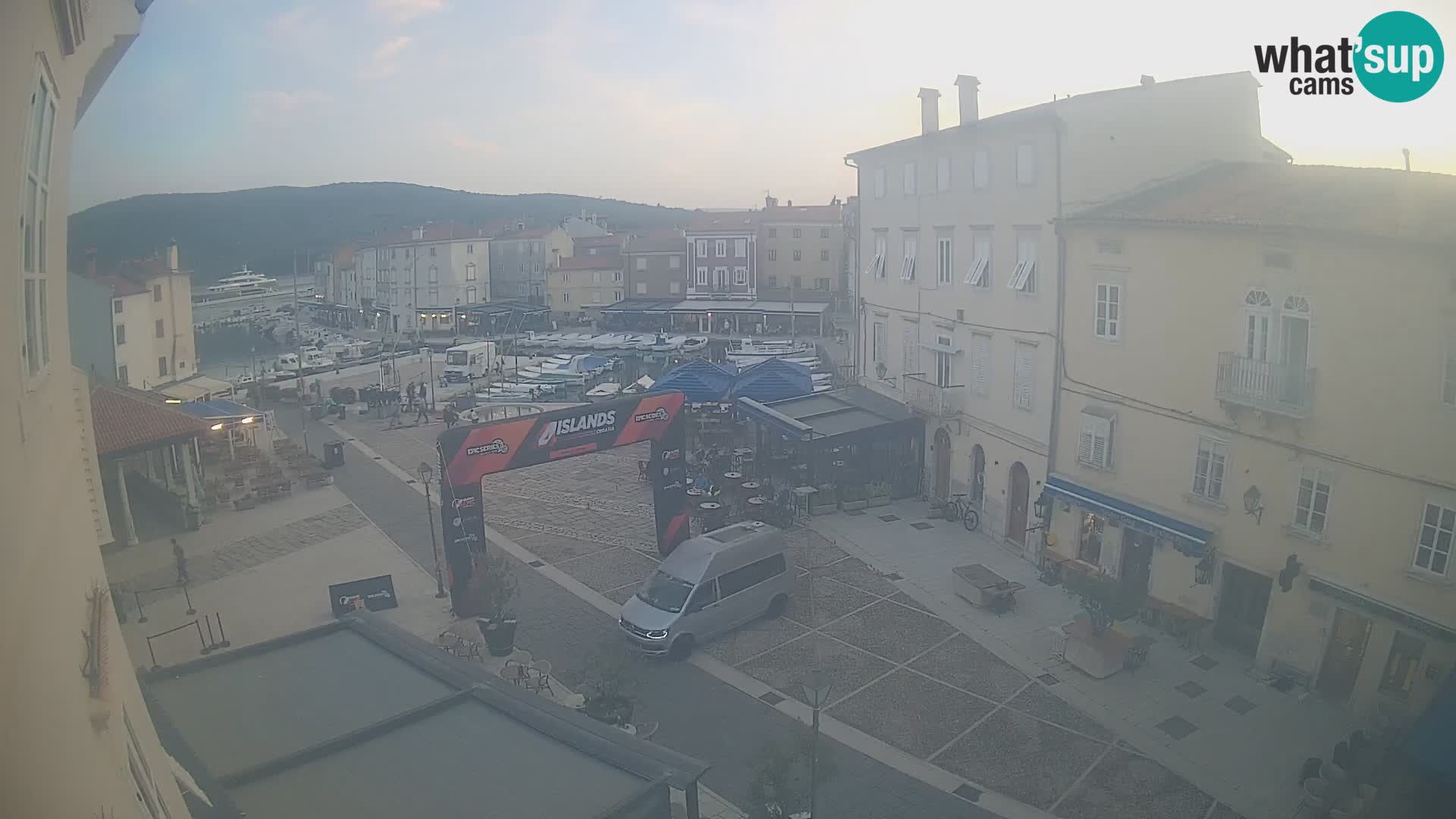 Web kamera Grad Cres – glavni trg i “mandrač” – otok Cres