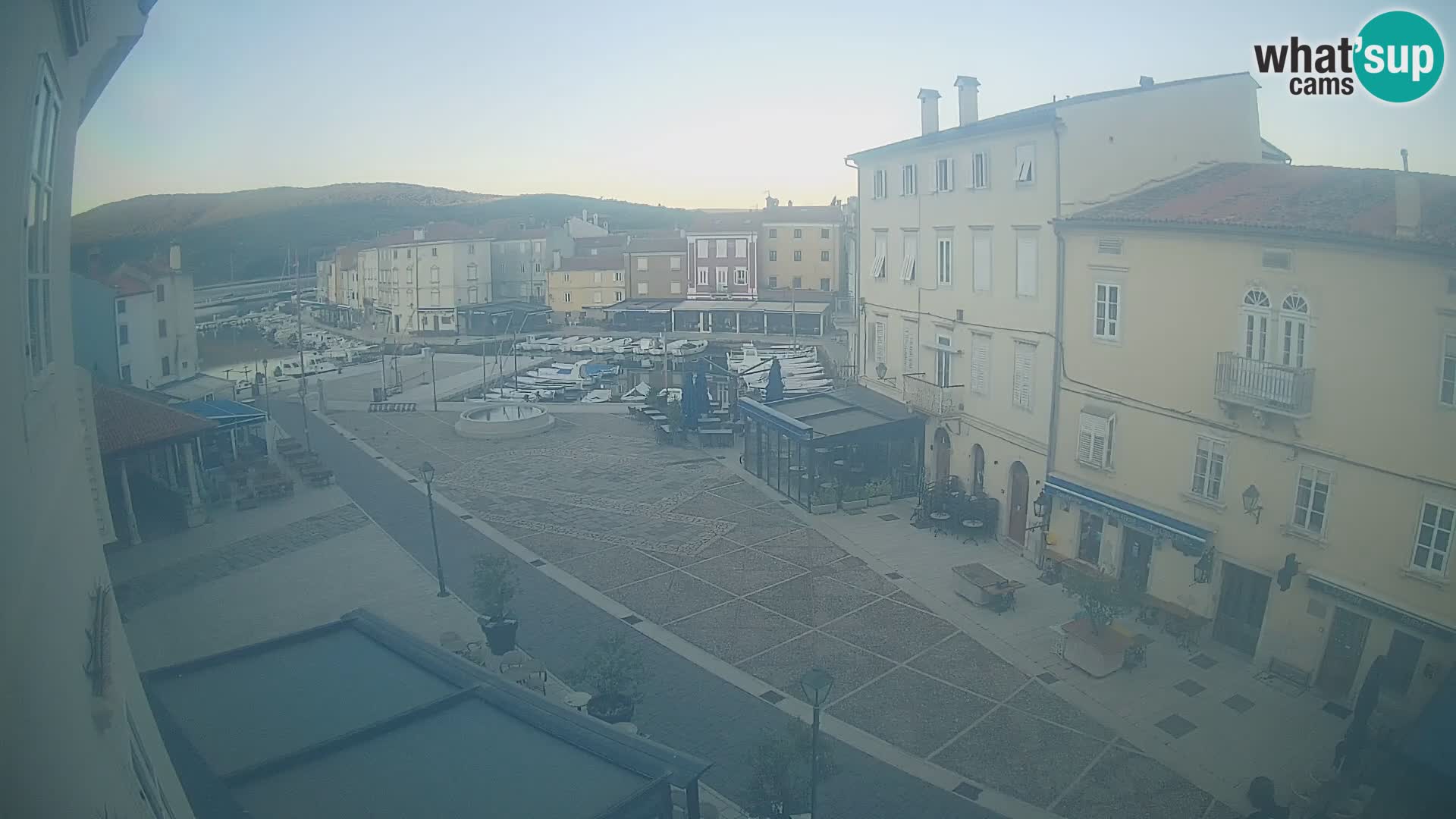 Web kamera Grad Cres – glavni trg i “mandrač” – otok Cres