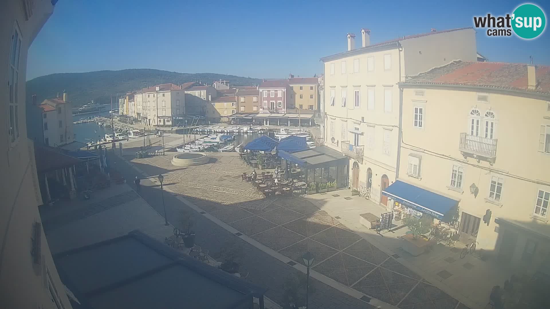 Web kamera Grad Cres – glavni trg i “mandrač” – otok Cres