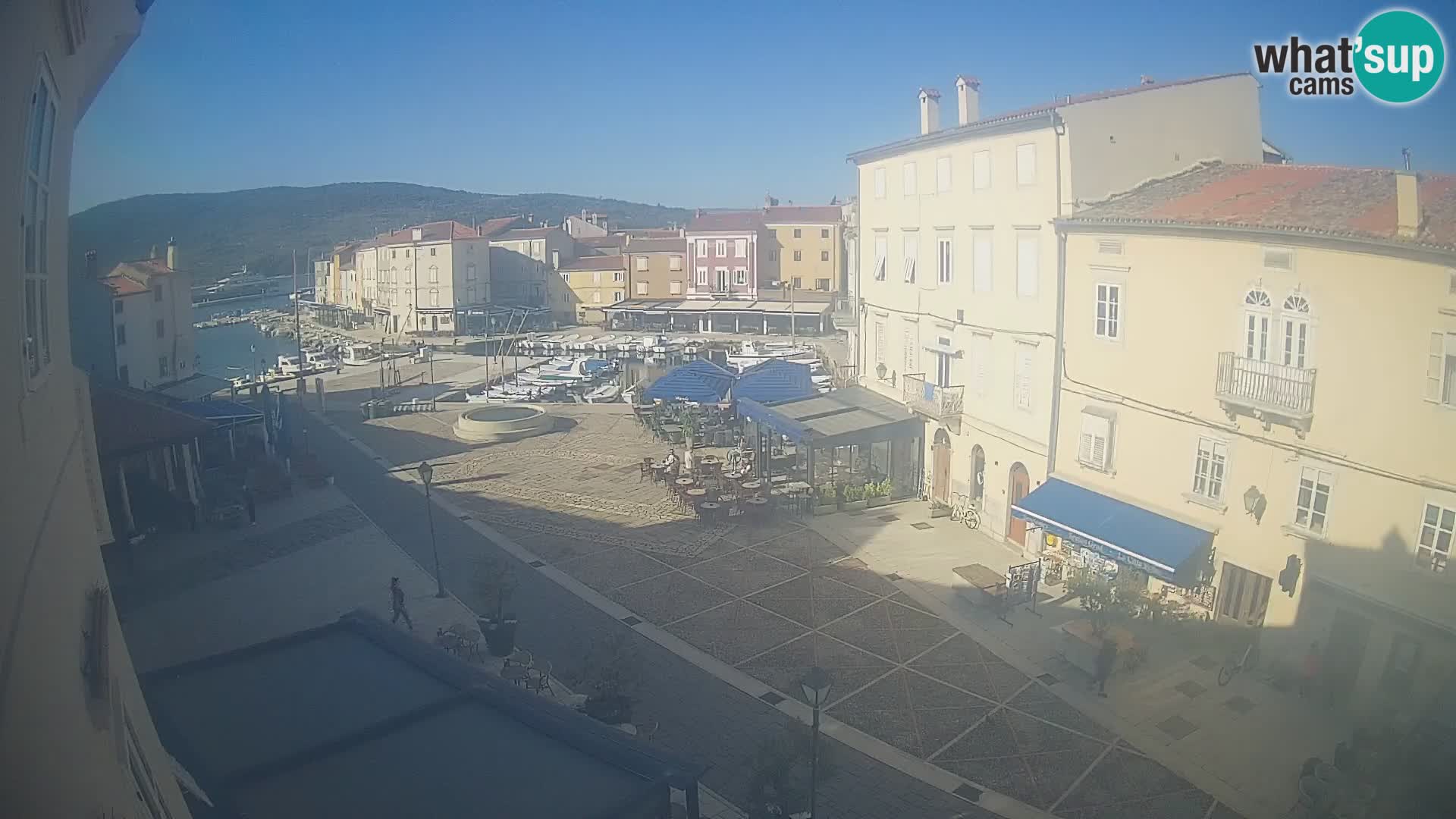 Cámara en vivo ciudad de Cres – plaza principal y “mandrač” – isla de Cres – Croacia