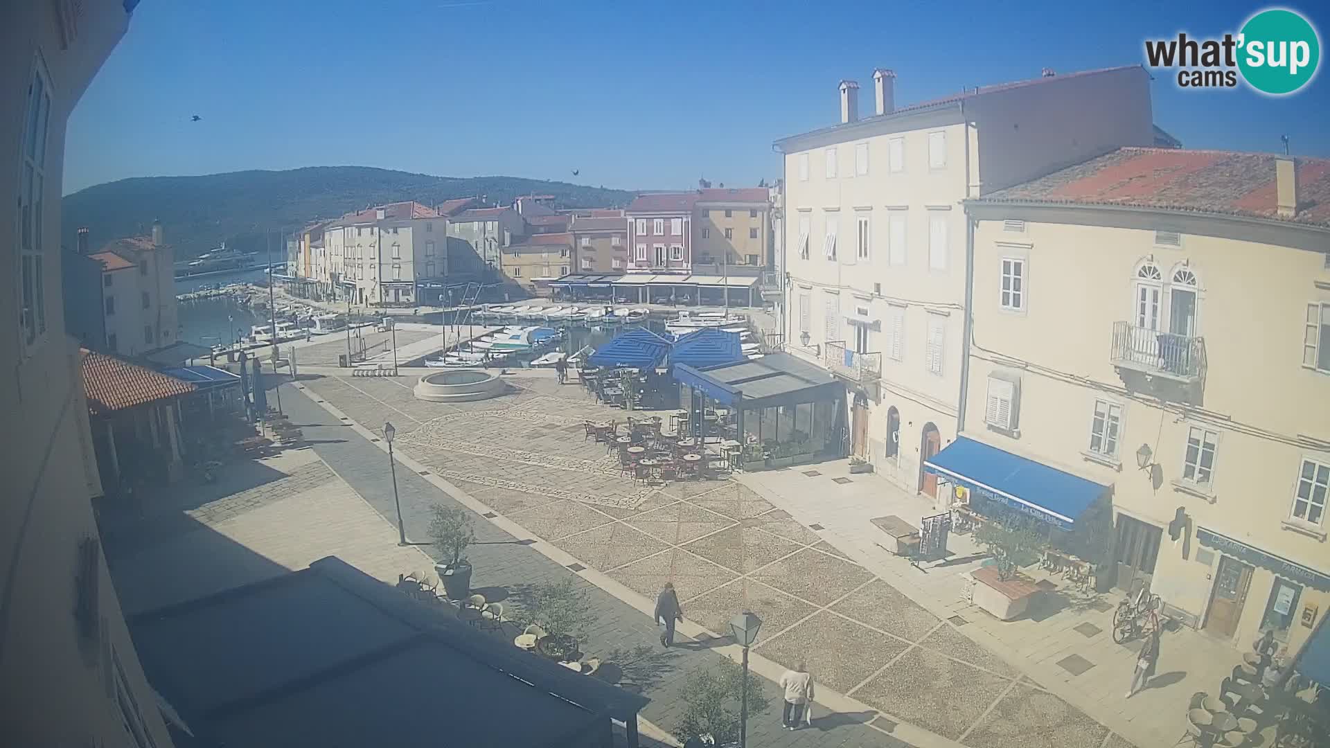 Web kamera Grad Cres – glavni trg i “mandrač” – otok Cres