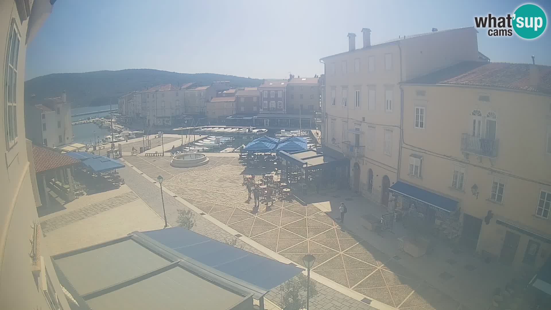 LIVE cam Cres city – place principale et “mandrač” – île de Cres – Croatie