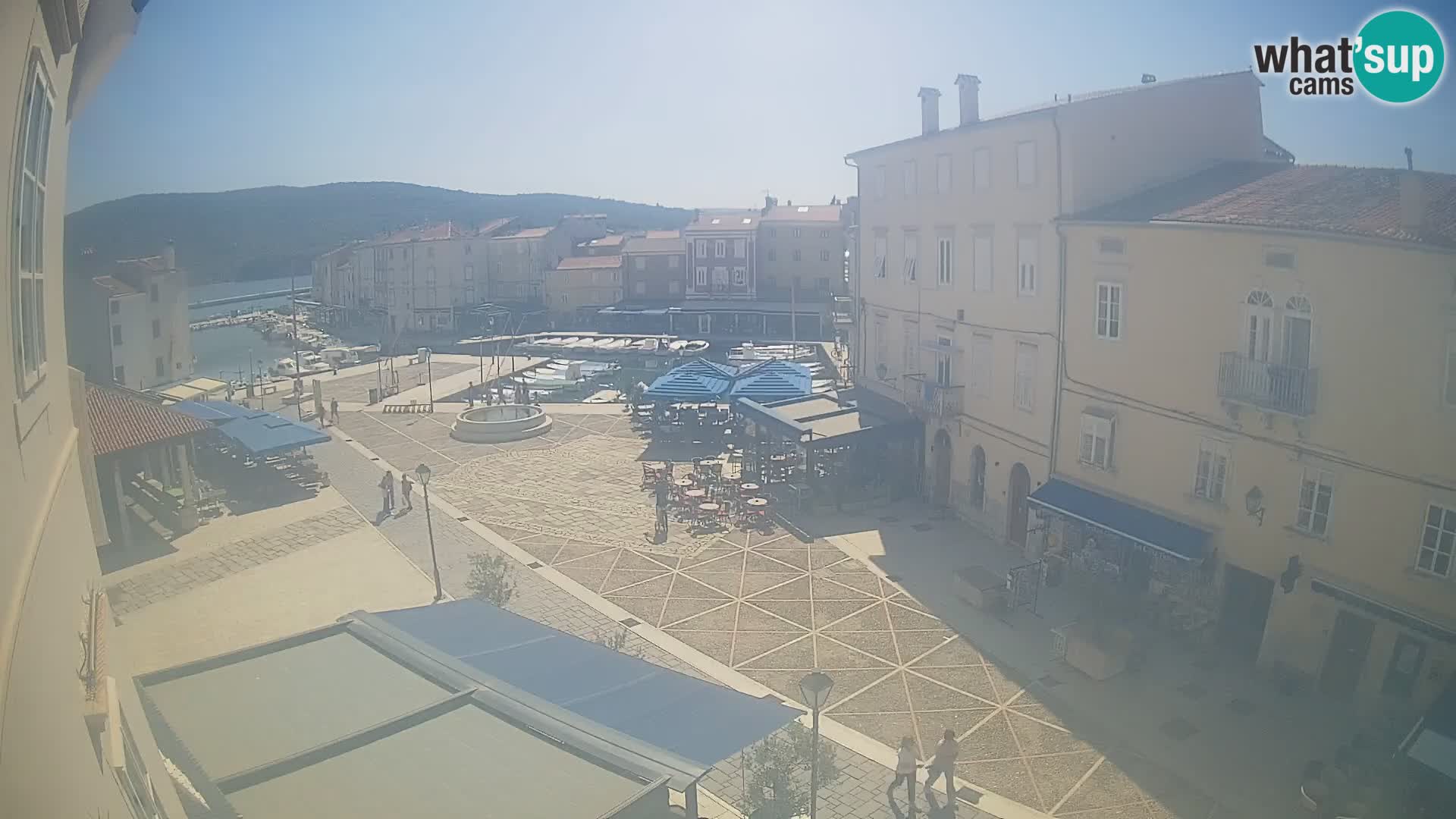 Cámara en vivo ciudad de Cres – plaza principal y “mandrač” – isla de Cres – Croacia