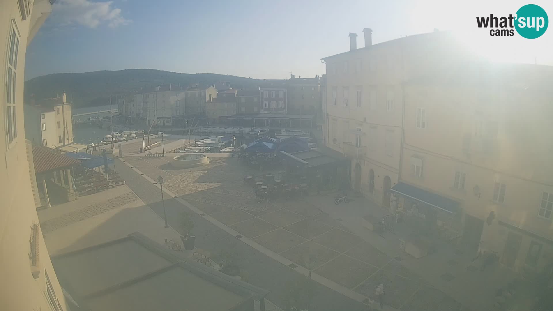 Cámara en vivo ciudad de Cres – plaza principal y “mandrač” – isla de Cres – Croacia