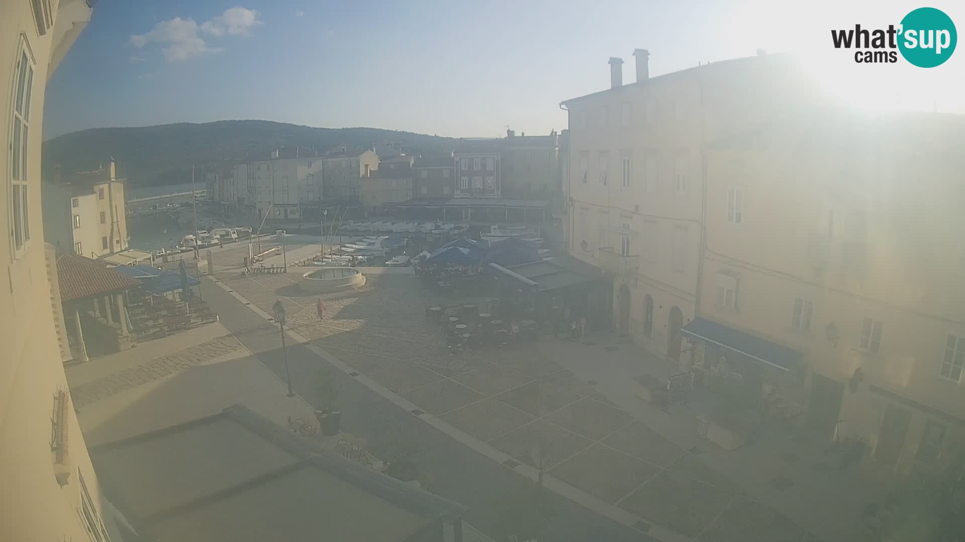 V ŽIVO spletna kamera Cres mesto – glavni trg in “mandrač” – otok Cres – Hrvaška