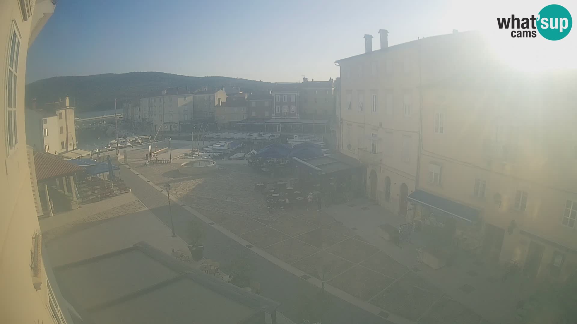 Cámara en vivo ciudad de Cres – plaza principal y “mandrač” – isla de Cres – Croacia