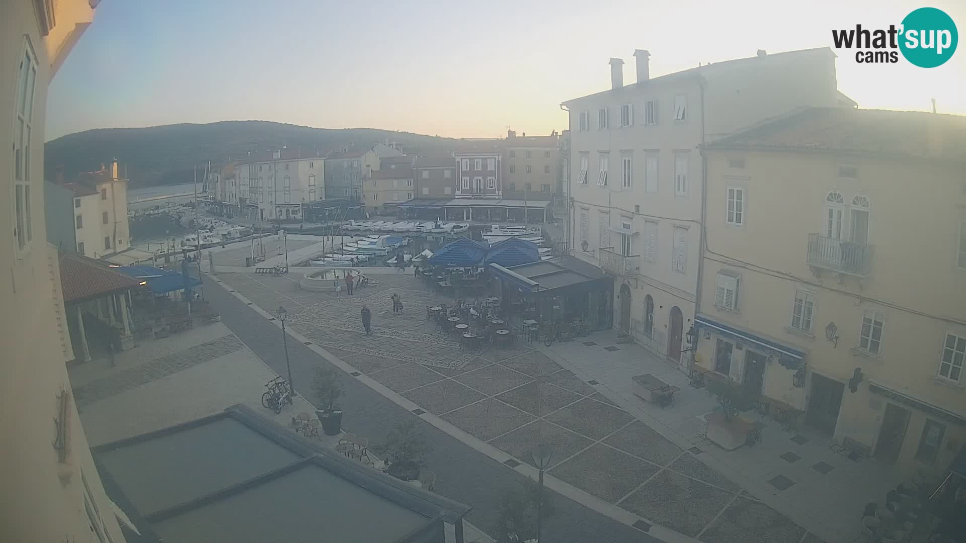 Web kamera Grad Cres – glavni trg i “mandrač” – otok Cres