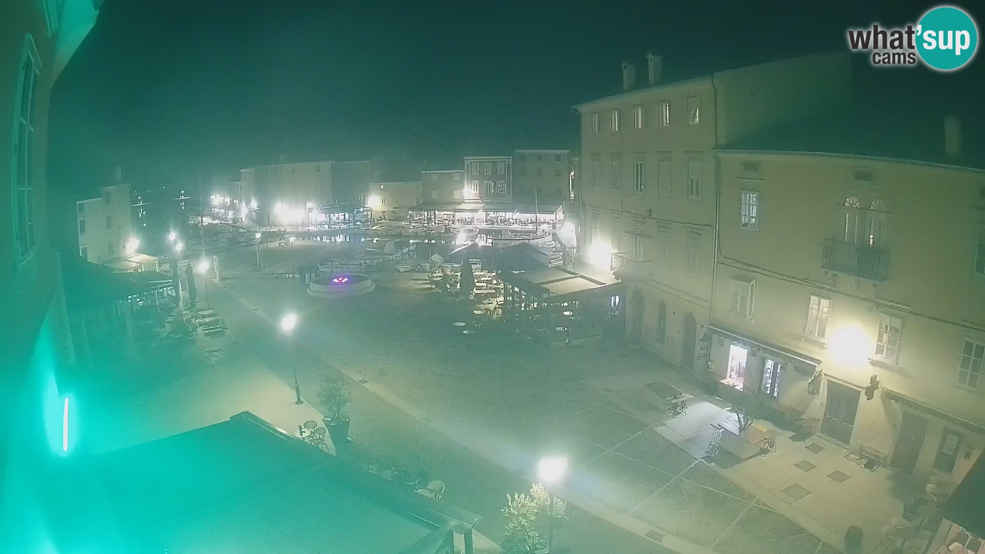 Web kamera Grad Cres – glavni trg i “mandrač” – otok Cres