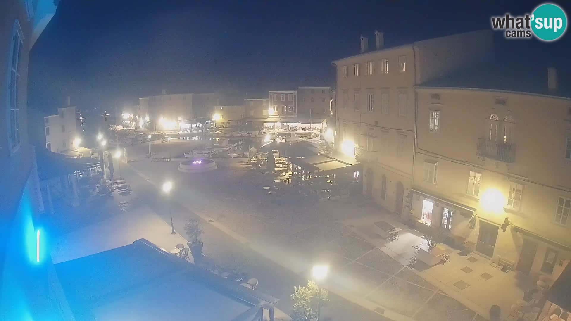 V ŽIVO spletna kamera Cres mesto – glavni trg in “mandrač” – otok Cres – Hrvaška