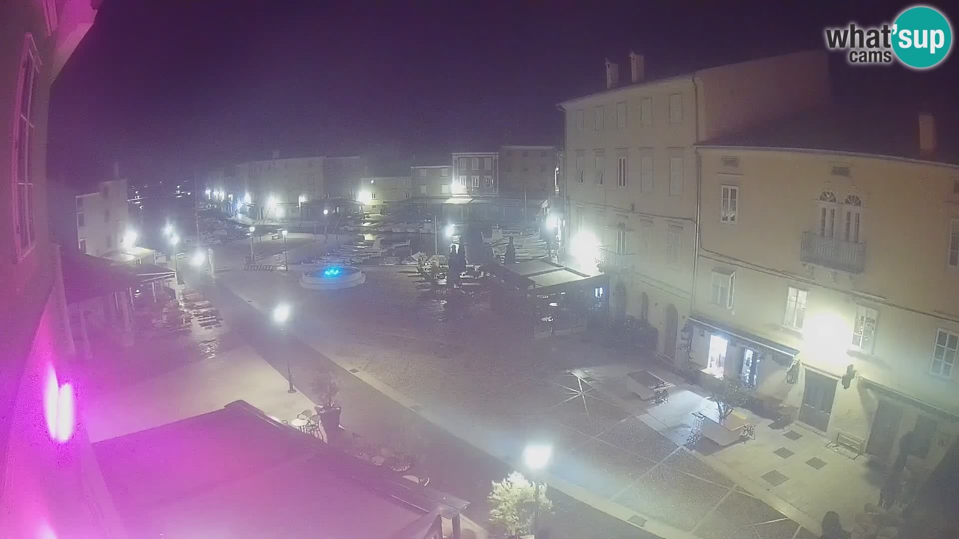 Web kamera Grad Cres – glavni trg i “mandrač” – otok Cres