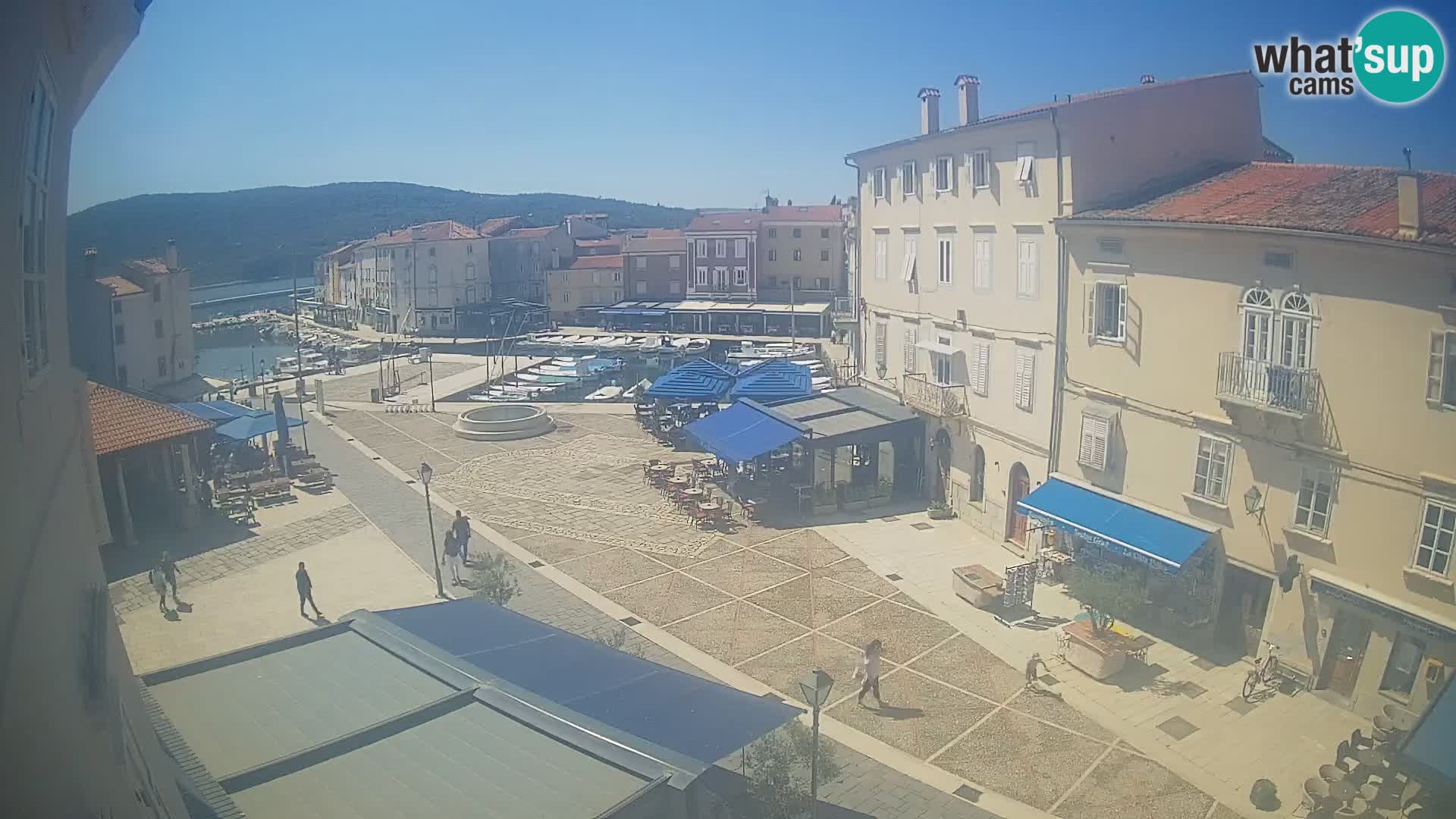 Web kamera Grad Cres – glavni trg i “mandrač” – otok Cres