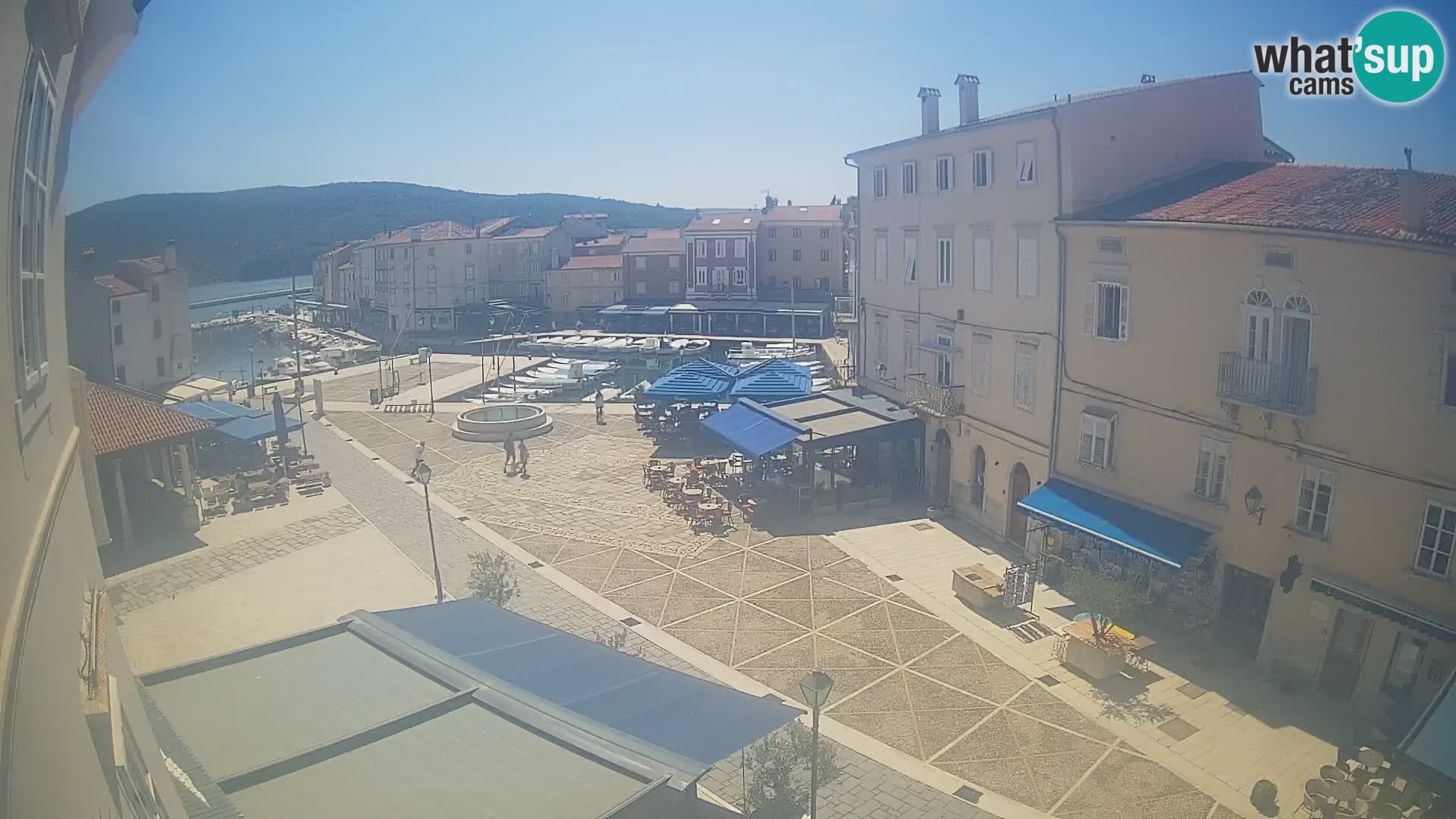 Web kamera Grad Cres – glavni trg i “mandrač” – otok Cres