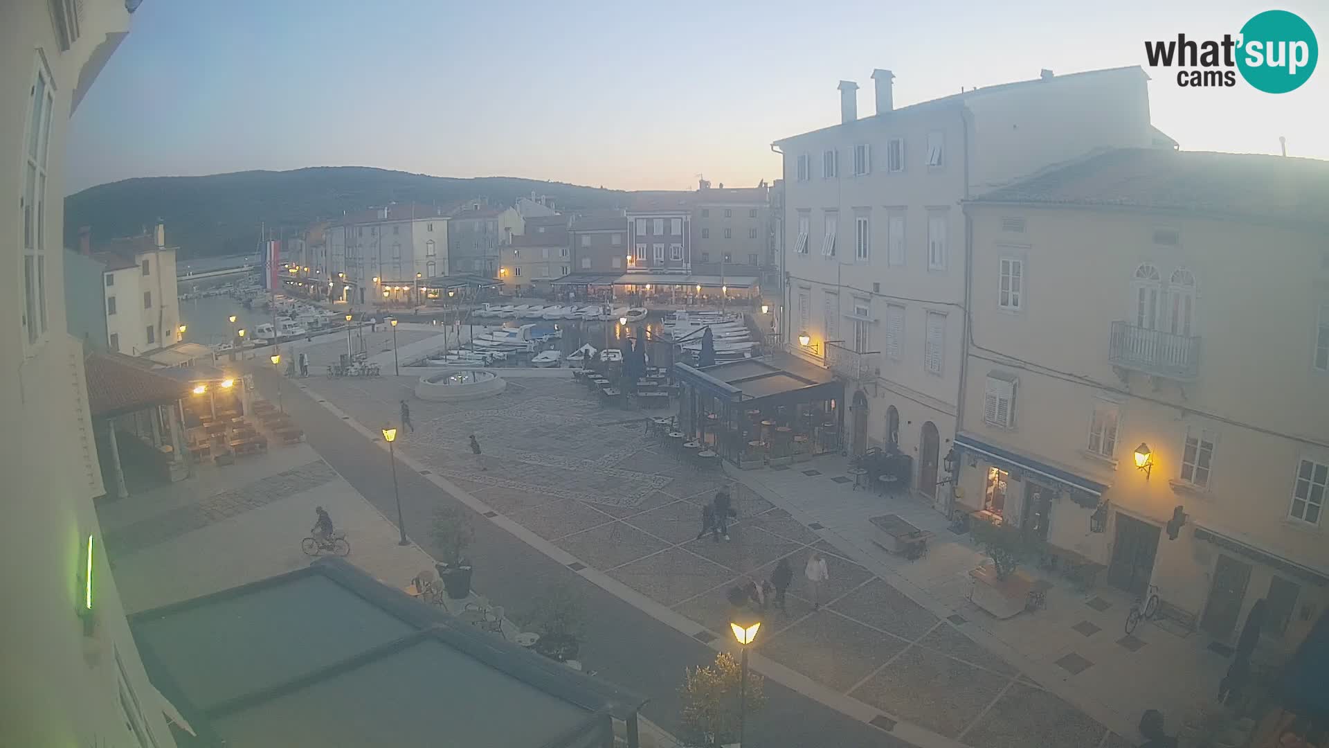 V ŽIVO spletna kamera Cres mesto – glavni trg in “mandrač” – otok Cres – Hrvaška