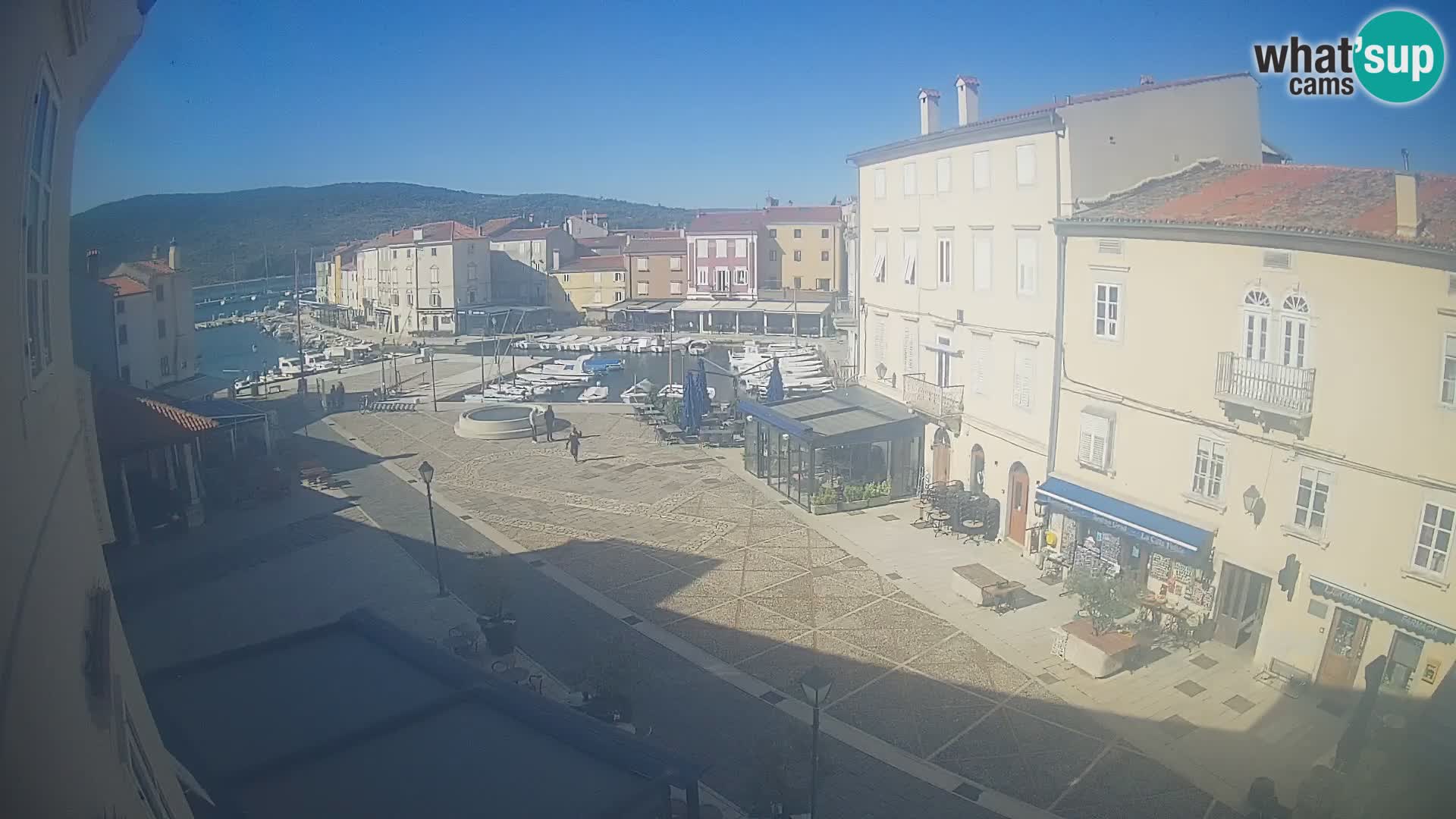 V ŽIVO spletna kamera Cres mesto – glavni trg in “mandrač” – otok Cres – Hrvaška