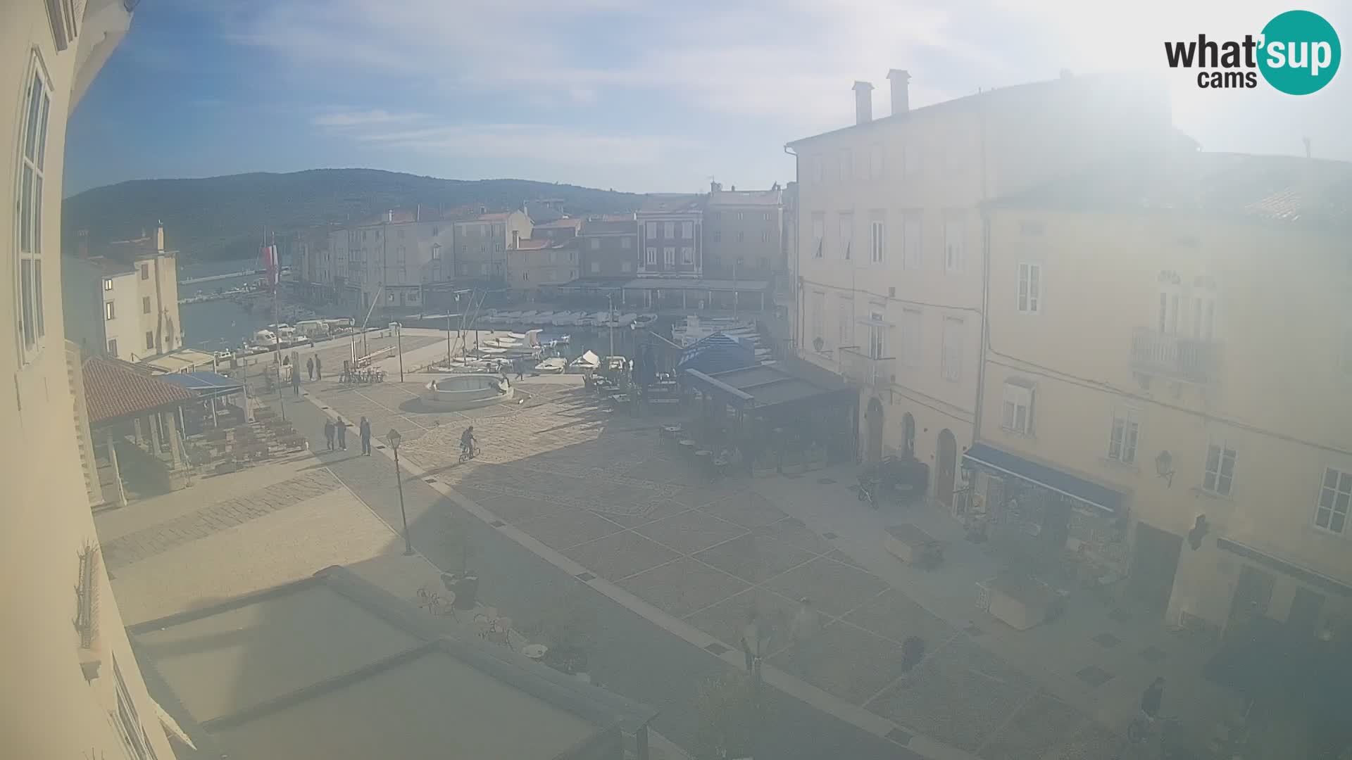 Cámara en vivo ciudad de Cres – plaza principal y “mandrač” – isla de Cres – Croacia