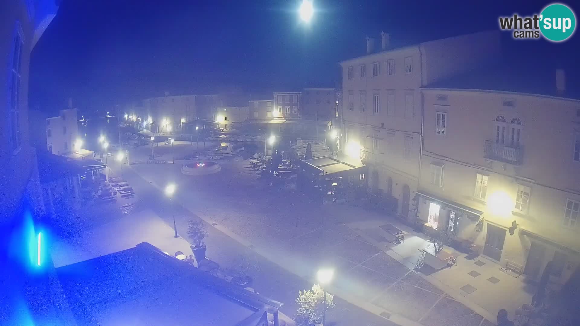 V ŽIVO spletna kamera Cres mesto – glavni trg in “mandrač” – otok Cres – Hrvaška