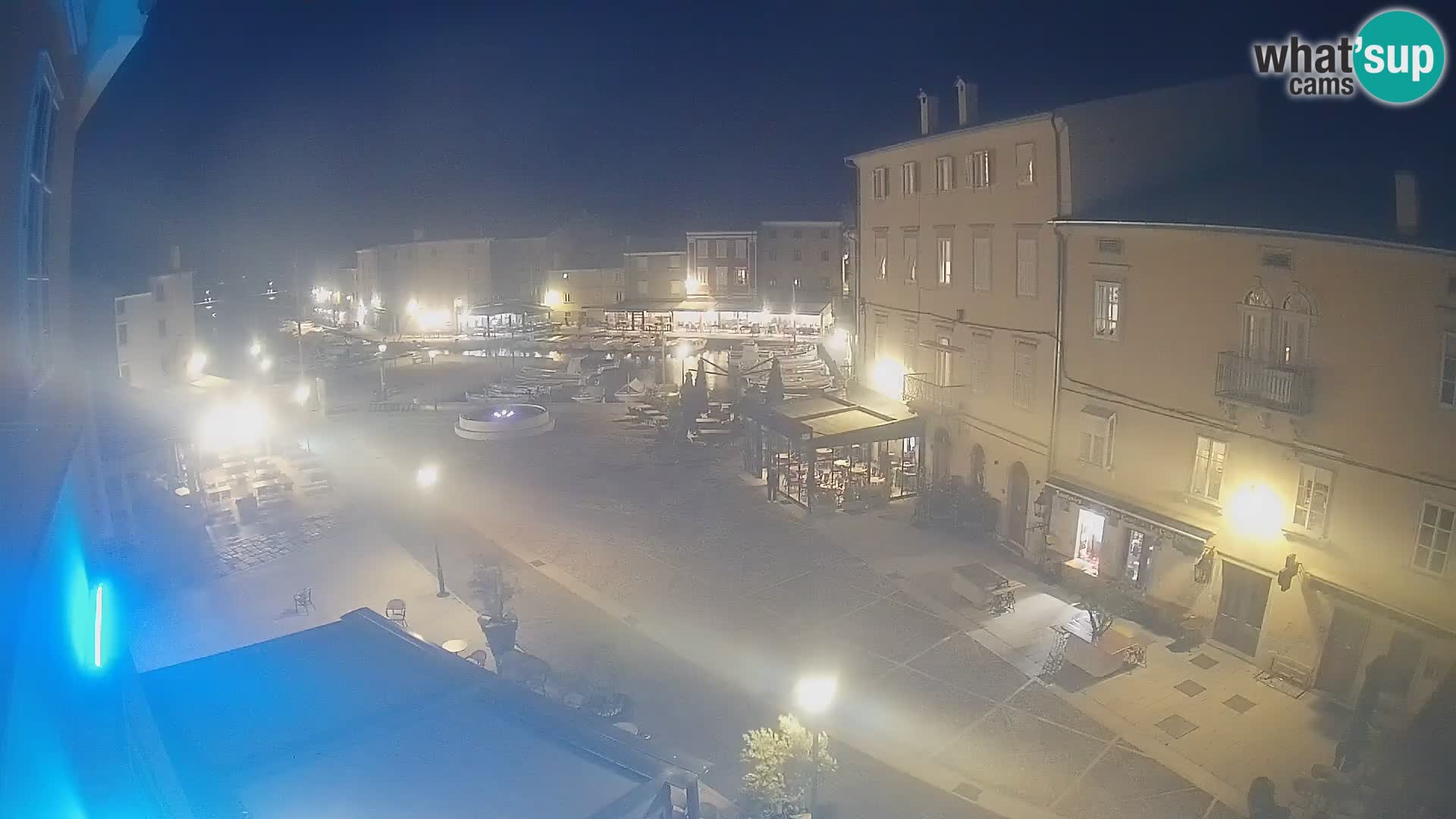 V ŽIVO spletna kamera Cres mesto – glavni trg in “mandrač” – otok Cres – Hrvaška