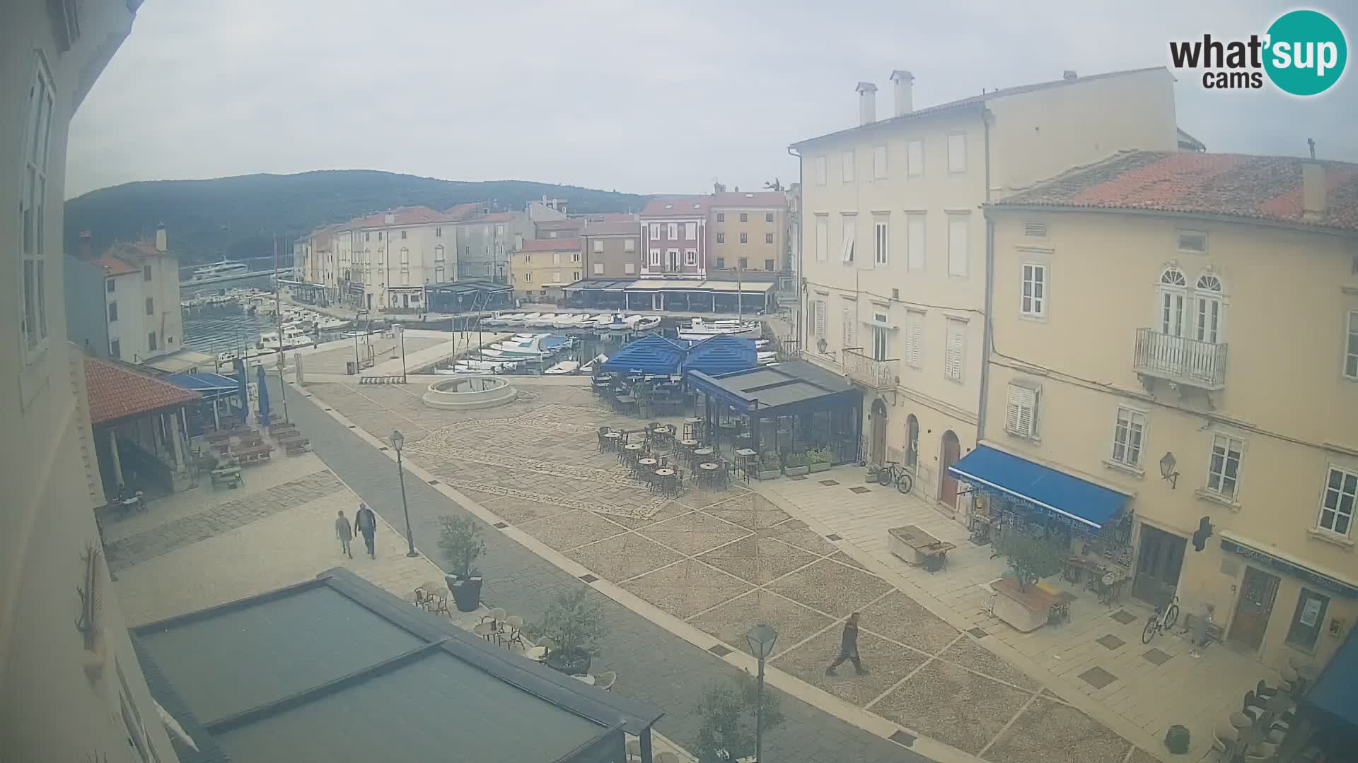 V ŽIVO spletna kamera Cres mesto – glavni trg in “mandrač” – otok Cres – Hrvaška
