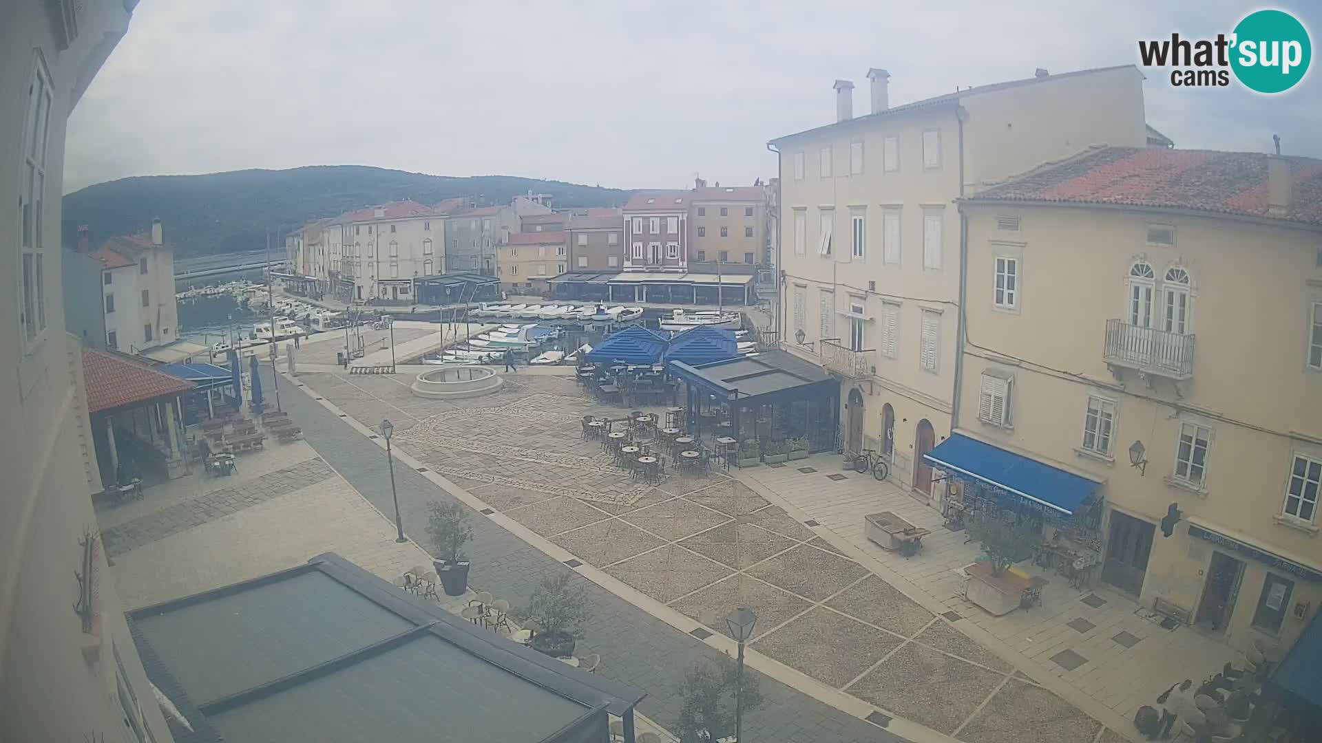 Web kamera Grad Cres – glavni trg i “mandrač” – otok Cres