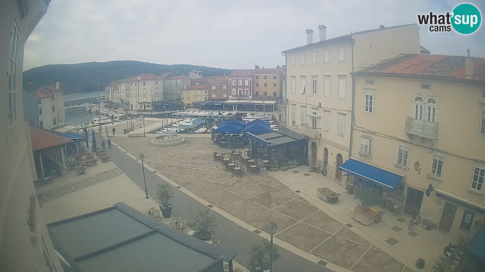 V ŽIVO spletna kamera Cres mesto – glavni trg in “mandrač” – otok Cres – Hrvaška