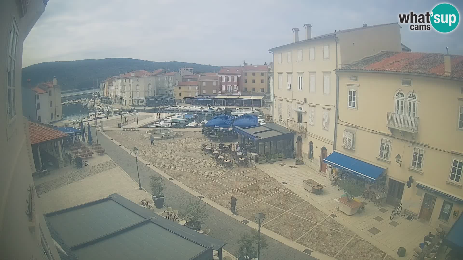 V ŽIVO spletna kamera Cres mesto – glavni trg in “mandrač” – otok Cres – Hrvaška