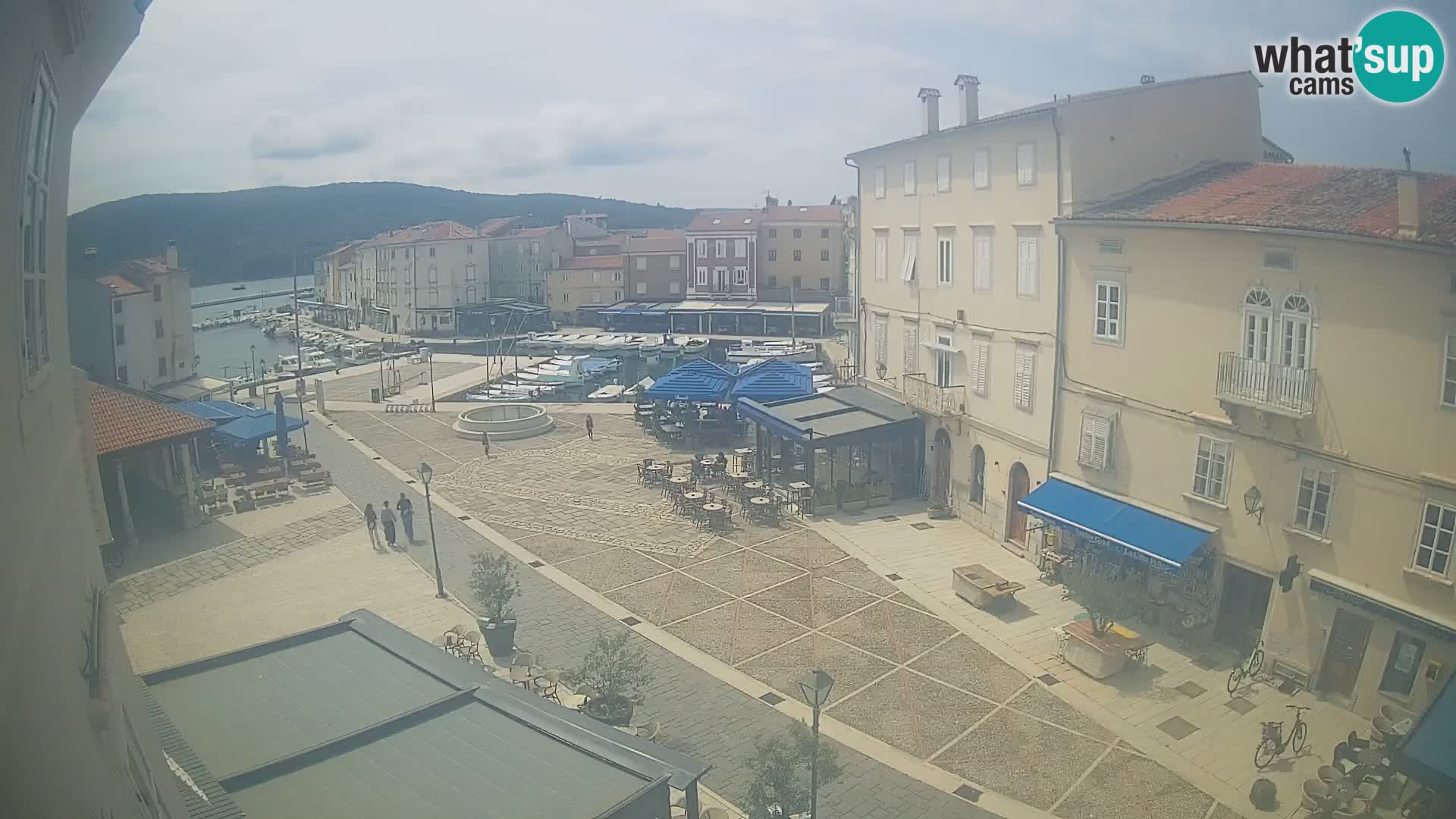 Web kamera Grad Cres – glavni trg i “mandrač” – otok Cres