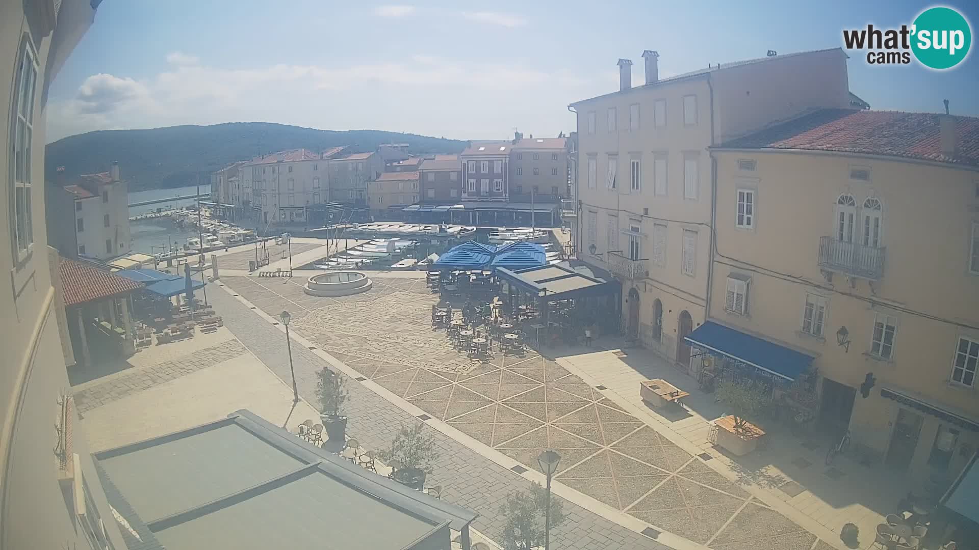 Web kamera Grad Cres – glavni trg i “mandrač” – otok Cres