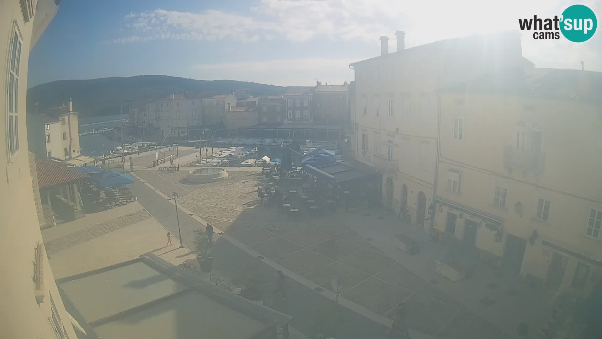 V ŽIVO spletna kamera Cres mesto – glavni trg in “mandrač” – otok Cres – Hrvaška