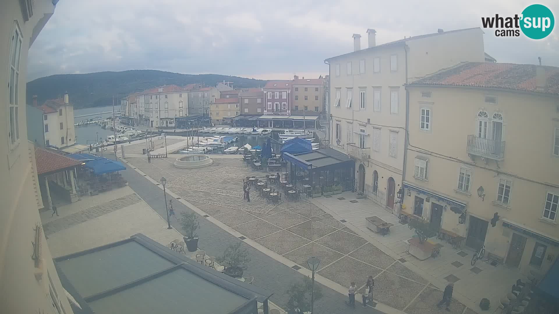 LIVE cam Cres city – place principale et “mandrač” – île de Cres – Croatie