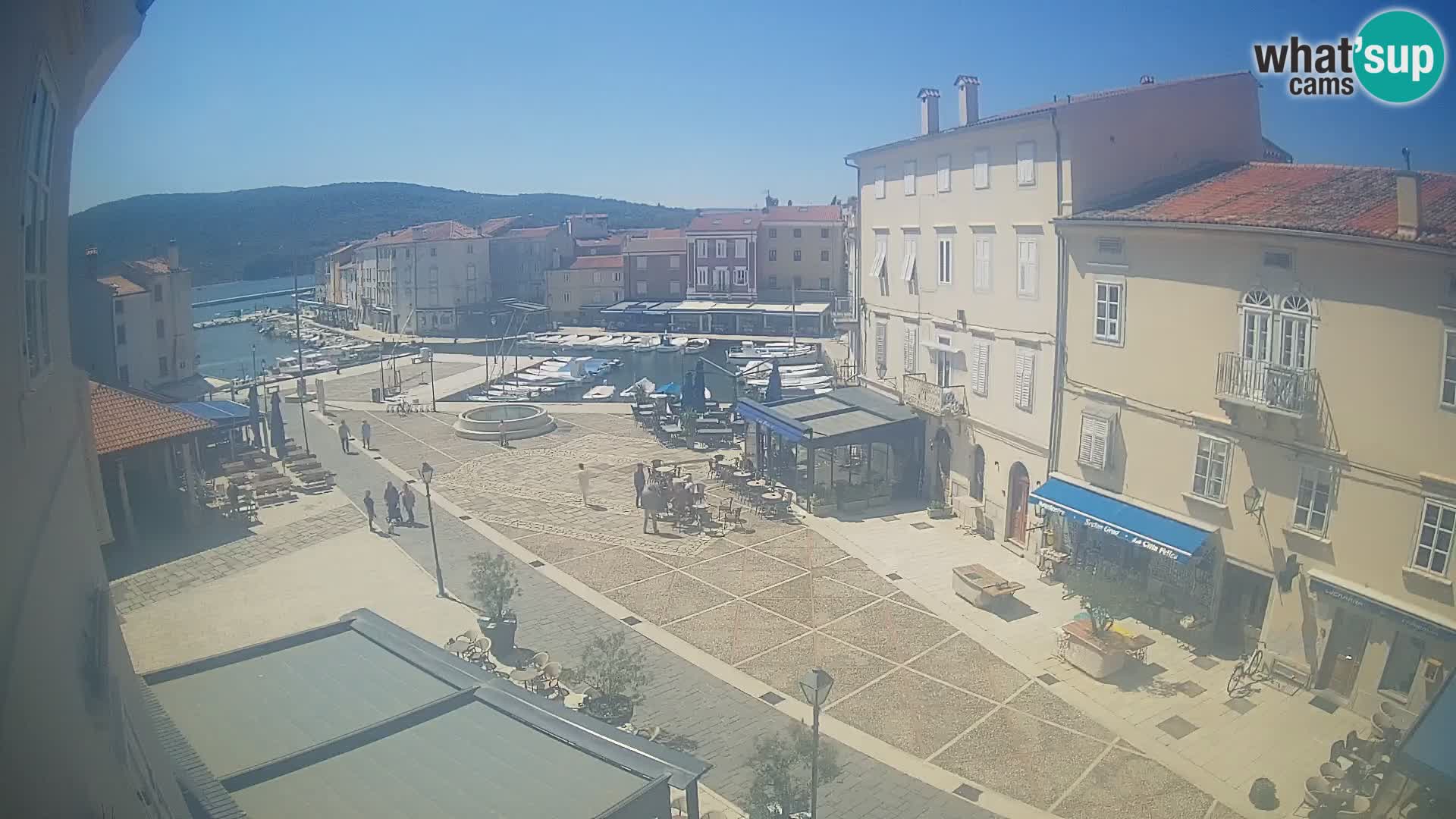 V ŽIVO spletna kamera Cres mesto – glavni trg in “mandrač” – otok Cres – Hrvaška