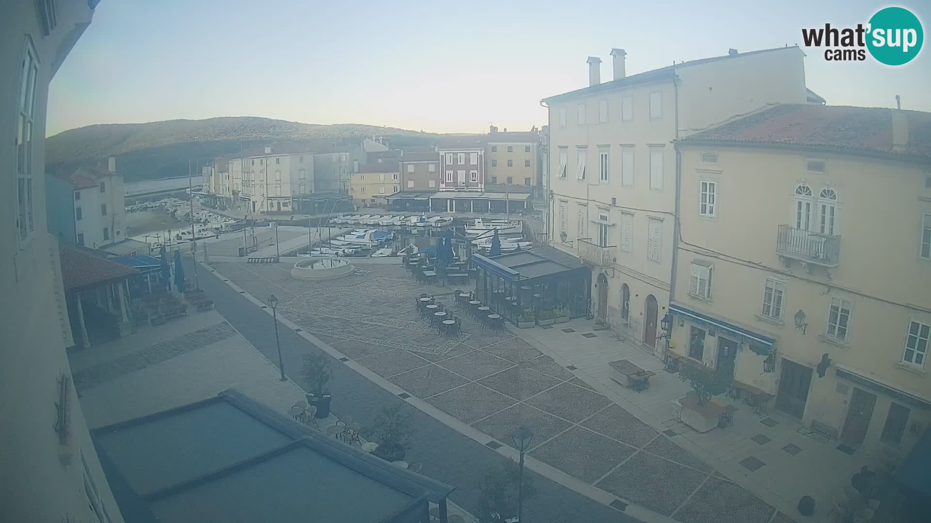 V ŽIVO spletna kamera Cres mesto – glavni trg in “mandrač” – otok Cres – Hrvaška