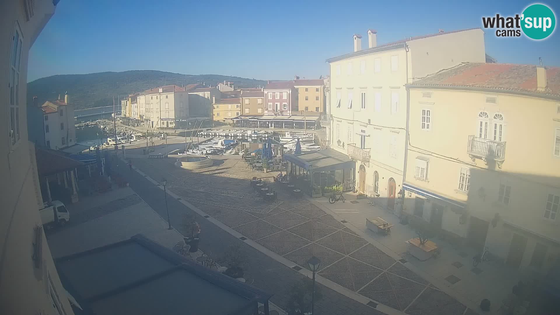 V ŽIVO spletna kamera Cres mesto – glavni trg in “mandrač” – otok Cres – Hrvaška