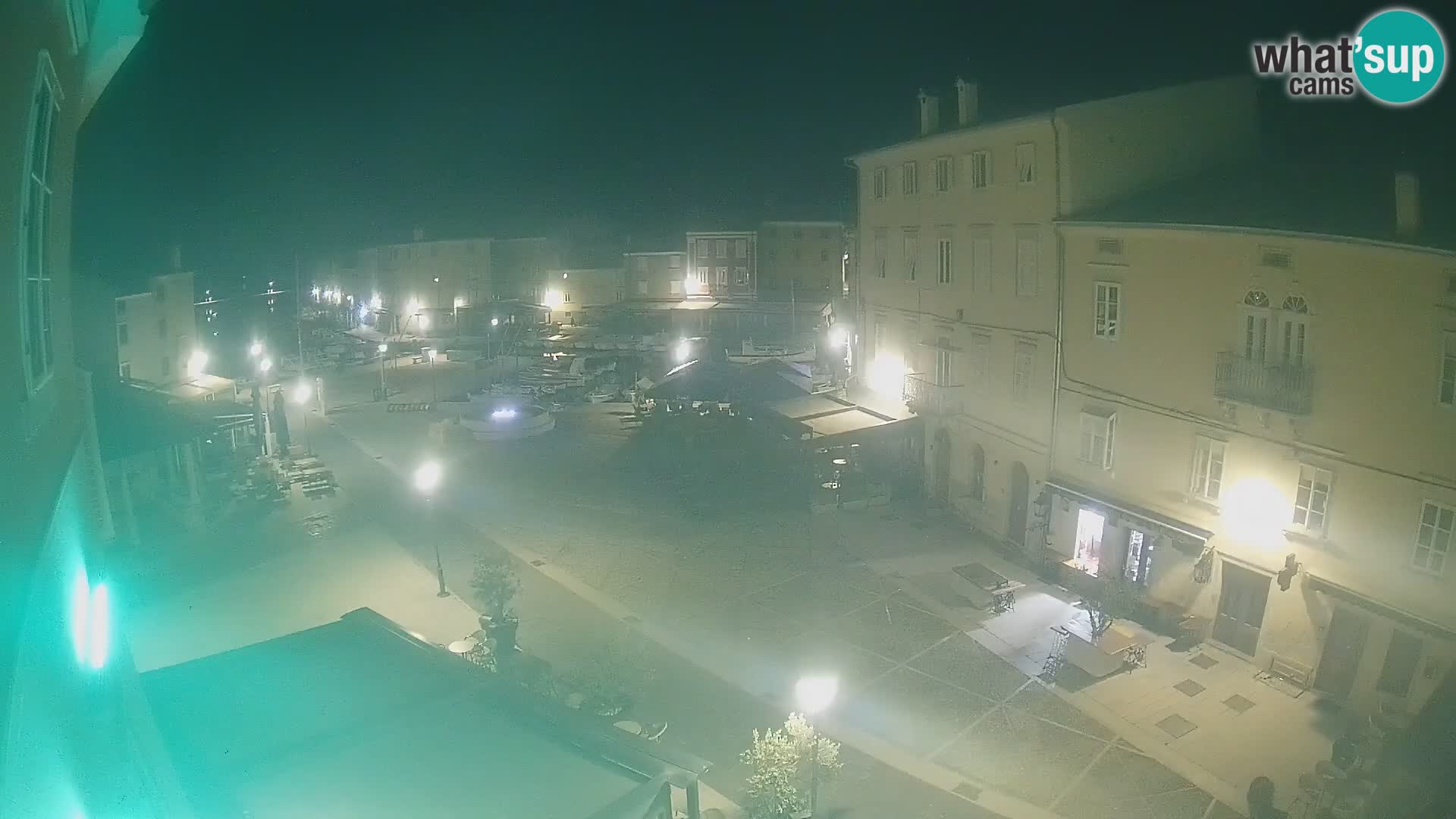 V ŽIVO spletna kamera Cres mesto – glavni trg in “mandrač” – otok Cres – Hrvaška