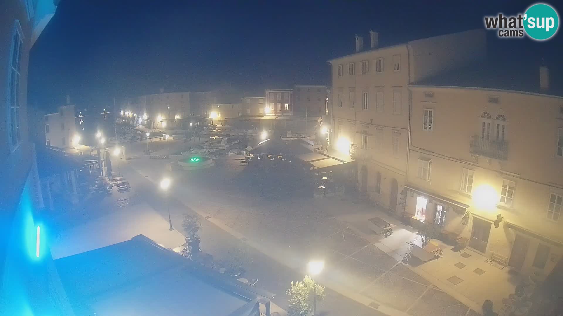 V ŽIVO spletna kamera Cres mesto – glavni trg in “mandrač” – otok Cres – Hrvaška