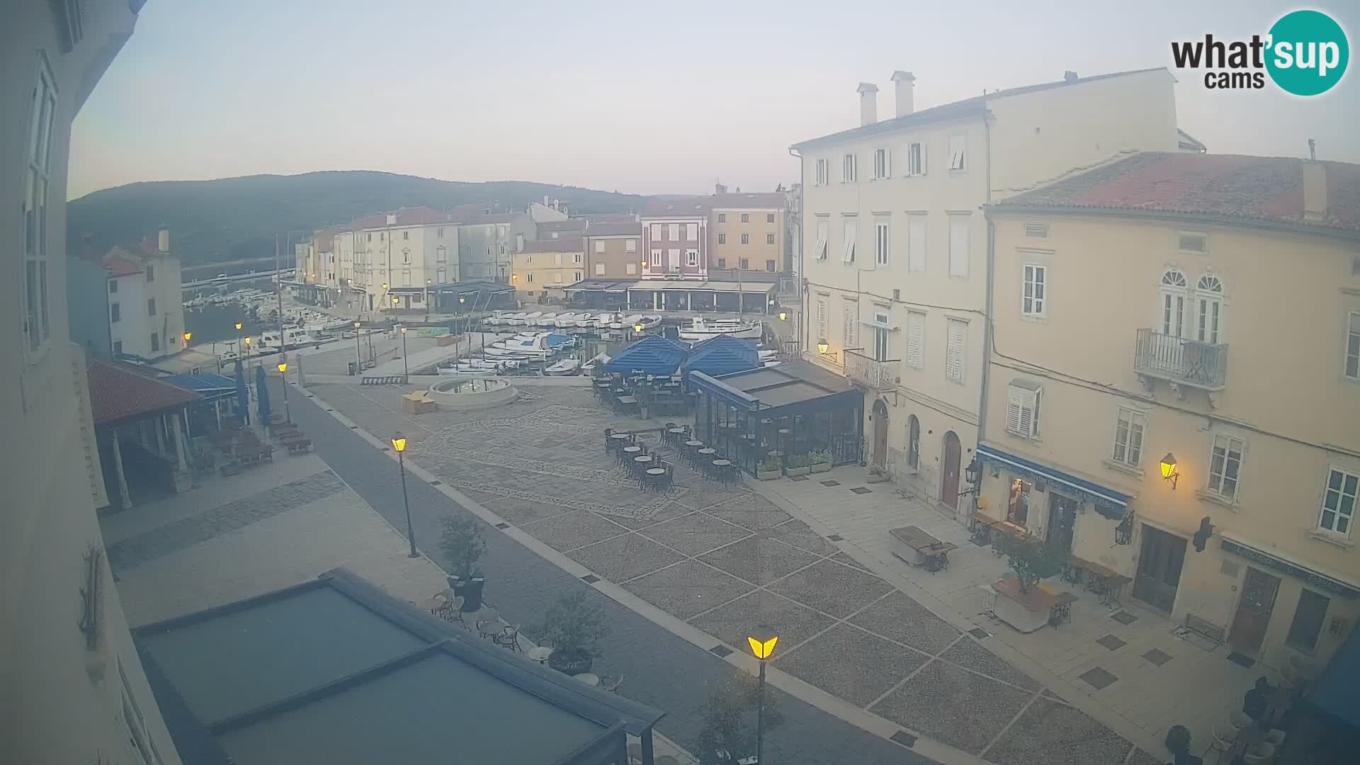V ŽIVO spletna kamera Cres mesto – glavni trg in “mandrač” – otok Cres – Hrvaška