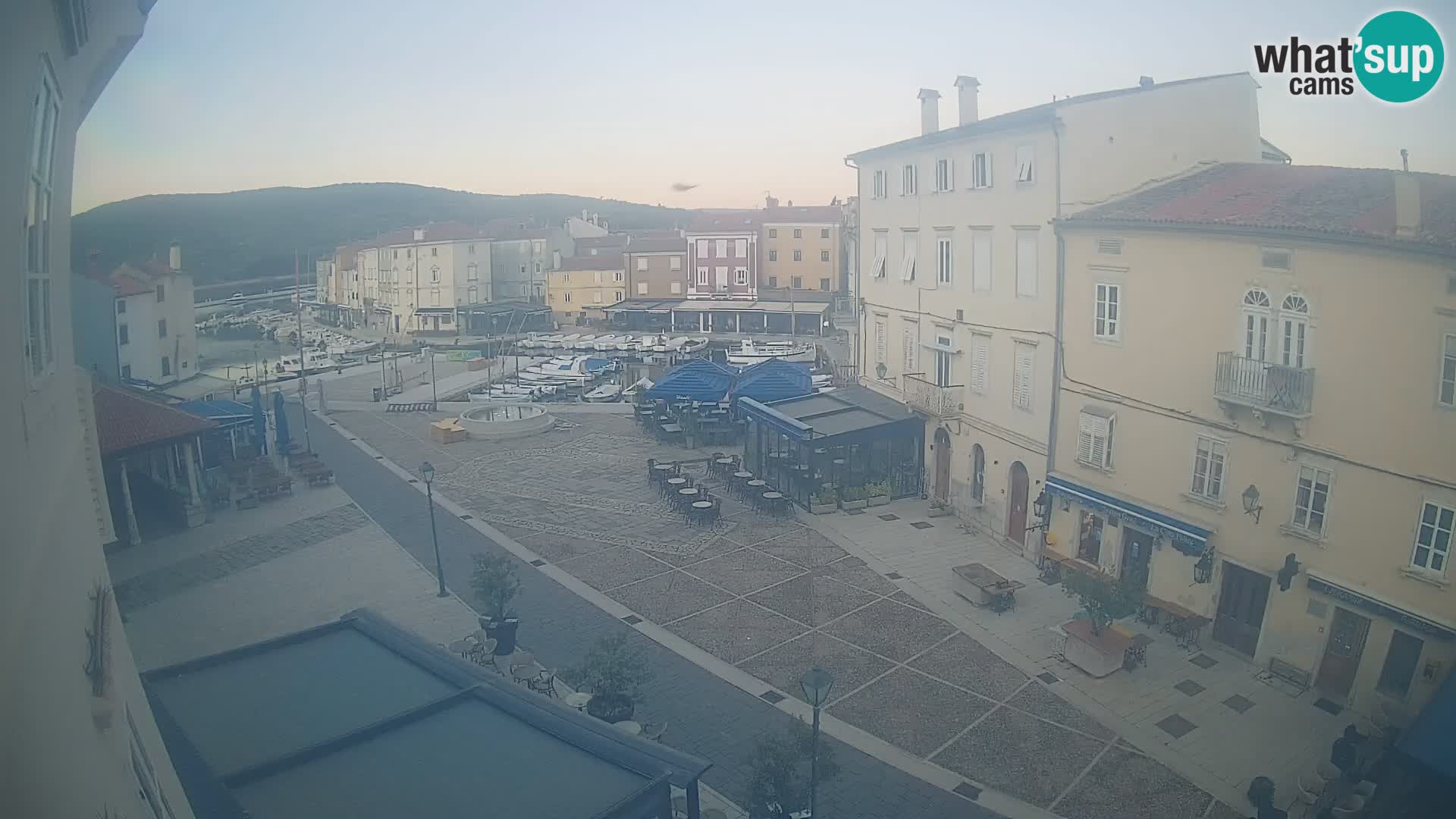 Cámara en vivo ciudad de Cres – plaza principal y “mandrač” – isla de Cres – Croacia